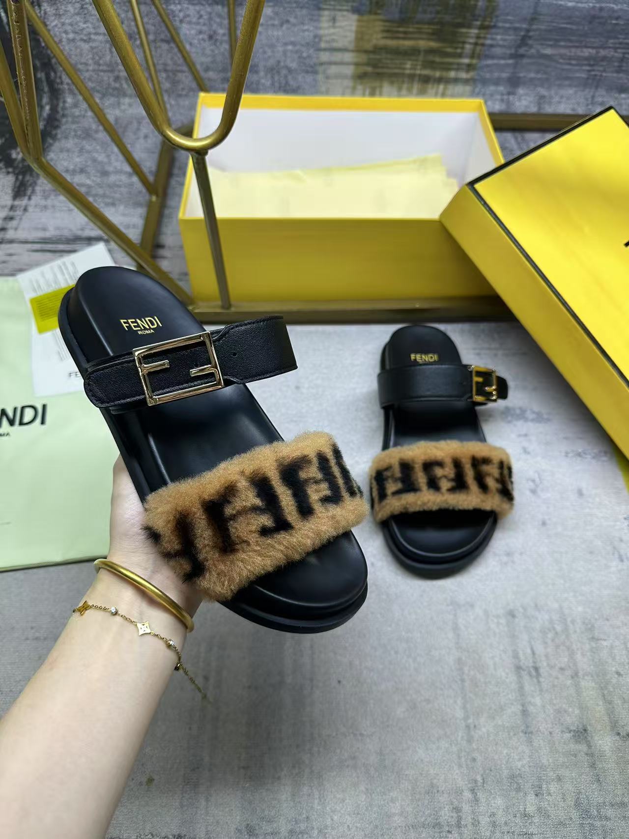 NO:884723,FENDI's latest popular double-strap flat slippers, with FF decorative buckle, black soft sheepskin fabric, wool ribbon with FF pattern printed on the front, size 35-45, slippers, fendi, slippers, sheepskin19860909FENDI最新爆款双带平底拖鞋,带FF装饰性搭扣,黑色软羊皮面料,羊毛饰带正面印有FF图案,35-45码,,拖鞋,fendi,slippers,sheepskin,Women's Shoes