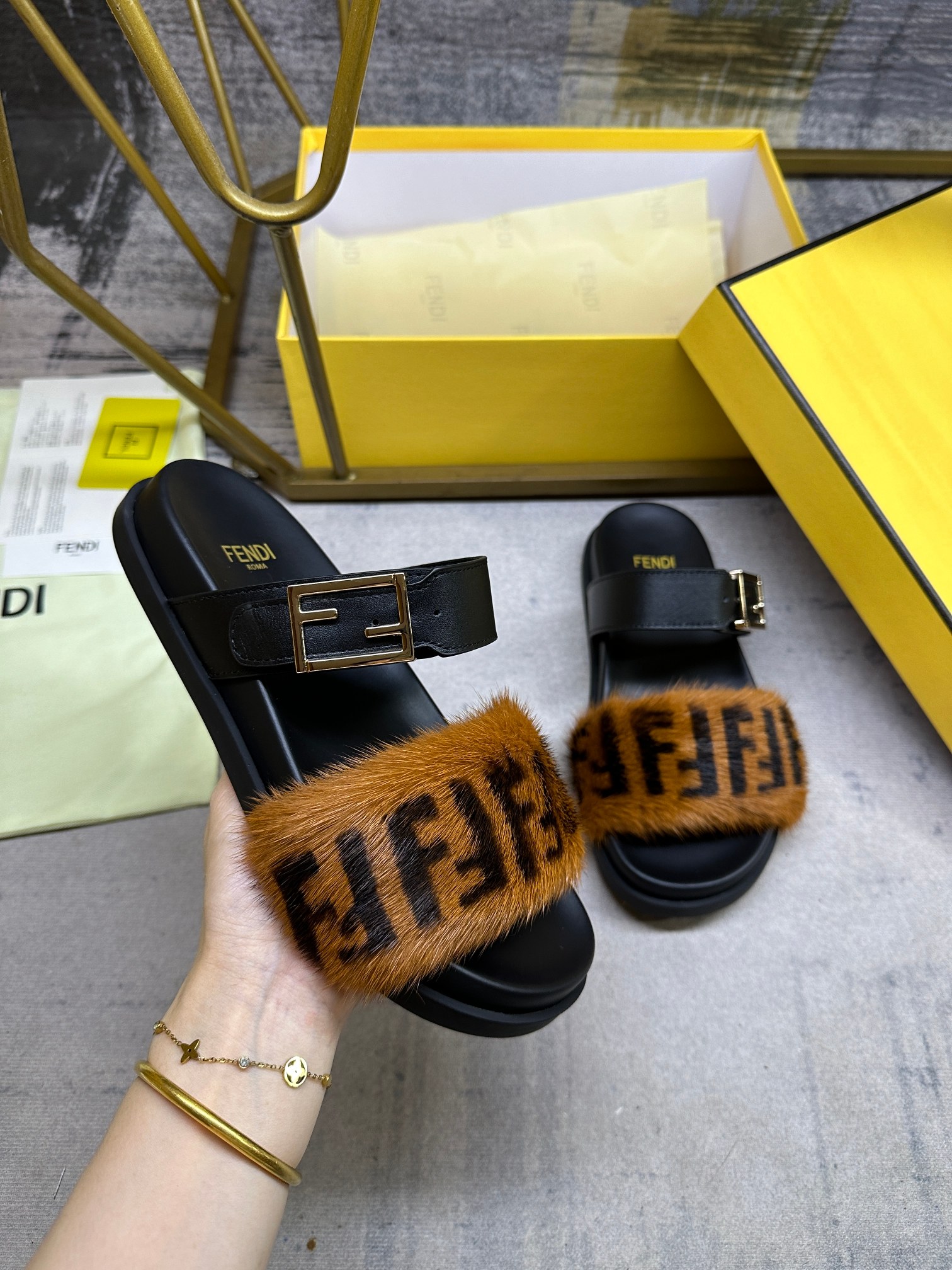 NO:884734,FENDI's latest popular double-strap flat slippers, with FF decorative buckle, black soft sheepskin fabric, mink hair ribbon with FF pattern printed on the front, size 35-45, slippers, fendi, slippers, sheepskin19860909FENDI最新爆款双带平底拖鞋,带FF装饰性搭扣,黑色软羊皮面料,貂毛饰带正面印有FF图案,35-45码,,拖鞋,fendi,slippers,sheepskin,Women's Shoes
