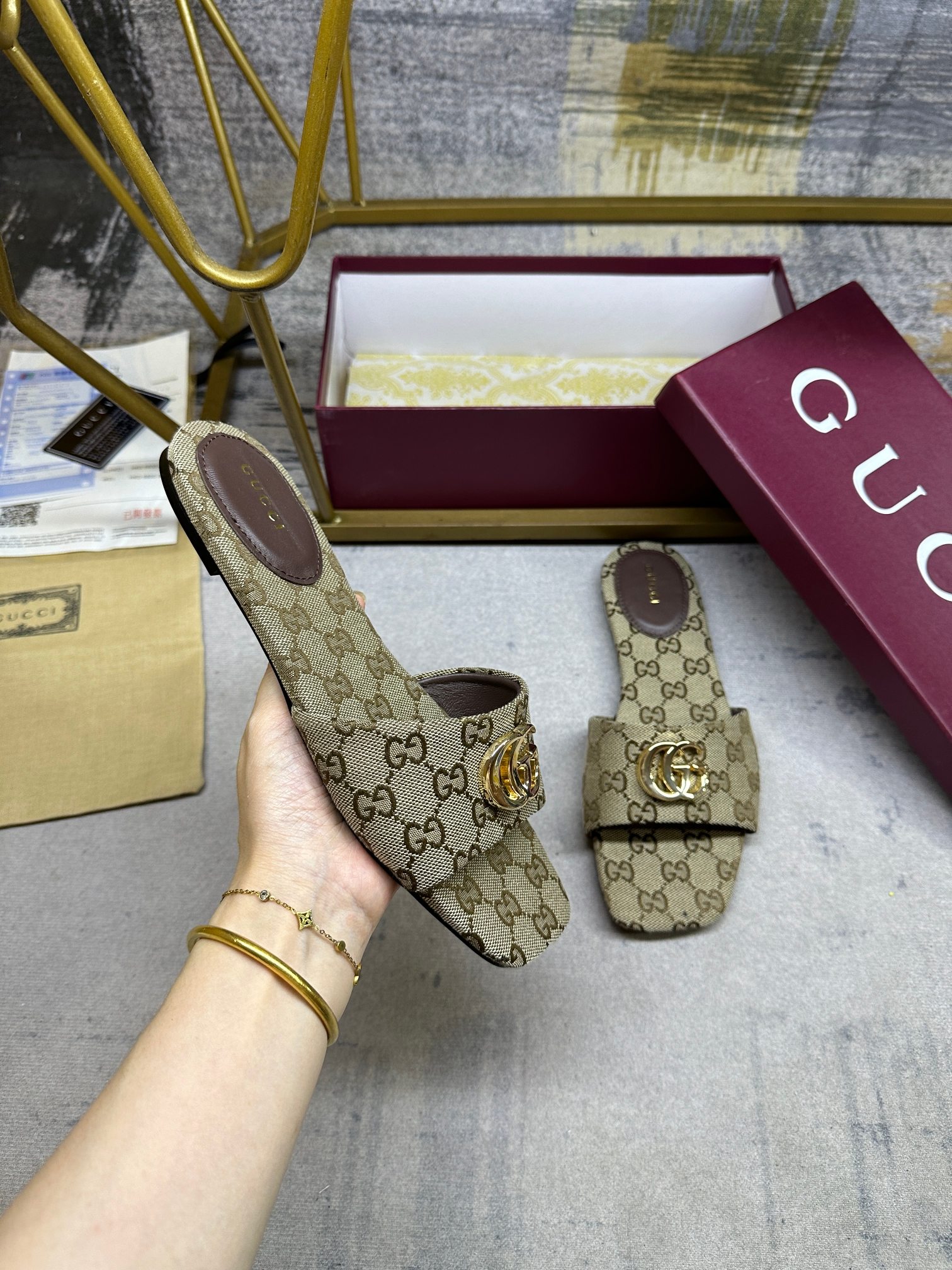 NO:884745,The Generation Gucci Gucci generation series deeply explores the brand's archive elements. This sandal combines the two most recognizable elements of the brand, double G styling accessories and GG canvas, showing a classic style while being versatile for daily use. Sizes 35-42, rubber outsole, leather outsole, slippers, gucci, gucci, slippers, Leather soles19860909Generation Gucci古驰世代系列深入探索品牌的典藏元素.这款凉拖融合了品牌两大最具辨识度的元素,双G造型配件和GG帆布,呈现出一抹经典风格,同时兼具日常百搭属性.35-42码,橡胶大底,真皮大底,拖鞋,gucci,gucci,slippers,Leather soles,Women's Shoes