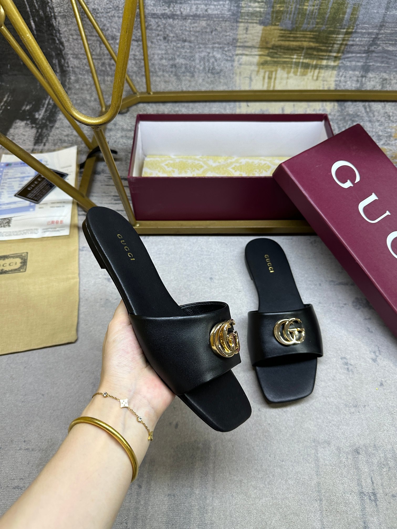NO:884755,The Generation Gucci Gucci generation series deeply explores the brand's archive elements. Double G styling accessories and cowhide fabrics present a classic style while being versatile for daily use. Sizes 35-42, rubber outsole, leather outsole, slippers, gucci, gucci, slippers, cowhide, Leather soles19860909Generation Gucci古驰世代系列深入探索品牌的典藏元素.双G造型配件和牛皮面料,呈现出一抹经典风格,同时兼具日常百搭属性.35-42码,橡胶大底,真皮大底,拖鞋,gucci,gucci,slippers,cowhide,Leather soles,Women's Shoes