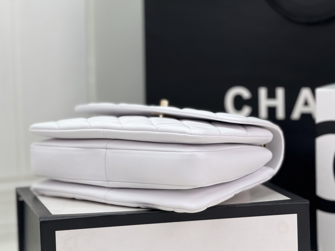大号小号品牌:Chanel简介:原单质量经典之作华丽与气质的前沿是你意想不到的尊贵皮种:原单进口小羊皮里