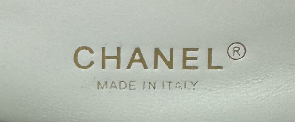 大号小号品牌:Chanel简介:原单质量经典之作华丽与气质的前沿是你意想不到的尊贵皮种:原单进口小羊皮里