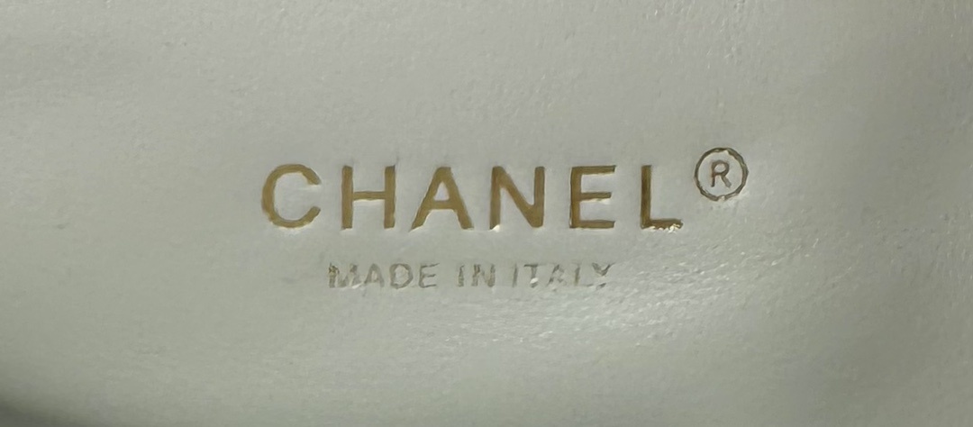 大号小号品牌:Chanel简介:原单质量经典之作华丽与气质的前沿是你意想不到的尊贵皮种:原单进口小羊皮里