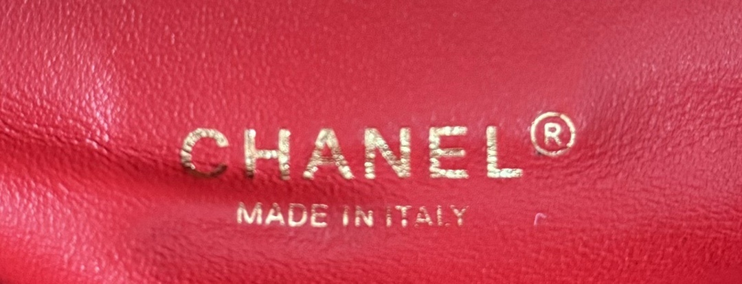大号小号品牌:Chanel简介:原单质量经典之作华丽与气质的前沿是你意想不到的尊贵皮种:原单进口小羊皮里