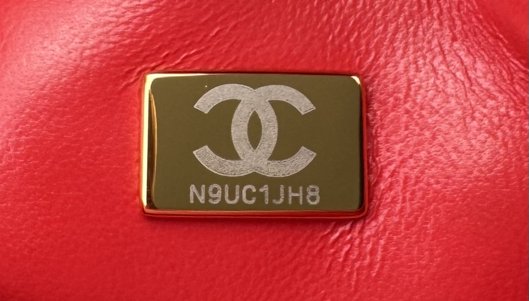 大号小号品牌:Chanel简介:原单质量经典之作华丽与气质的前沿是你意想不到的尊贵皮种:原单进口小羊皮里