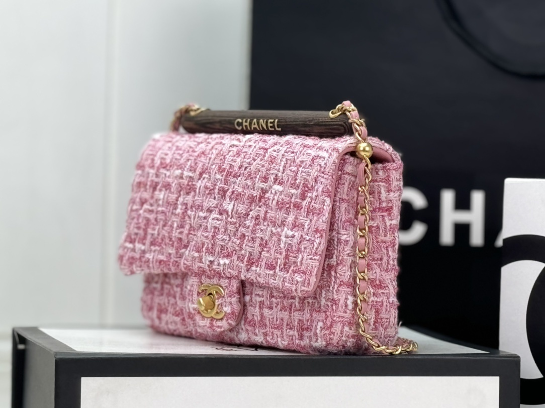 PChanel23A高级手工坊系列上新木柄口盖包以非洲达喀尔为创作灵感的CHANEL2022/23高级手