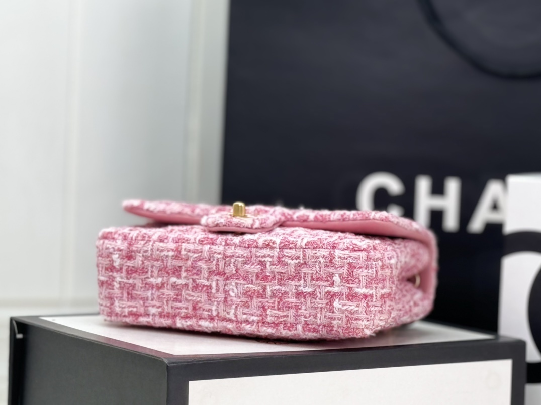 PChanel23A高级手工坊系列上新木柄口盖包以非洲达喀尔为创作灵感的CHANEL2022/23高级手
