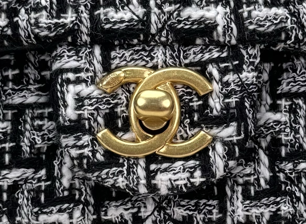 PChanel23A高级手工坊系列上新木柄口盖包以非洲达喀尔为创作灵感的CHANEL2022/23高级手