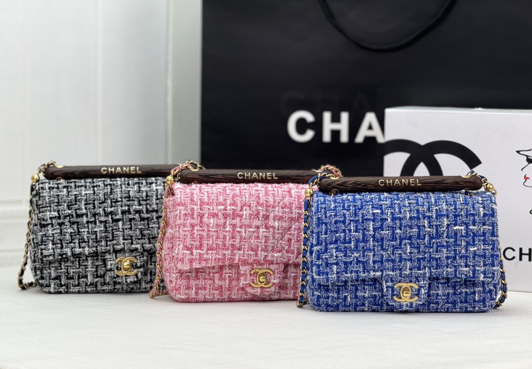 Chanel23A高级手工坊系列上新木柄口盖包以非洲达喀尔为创作灵感的CHANEL2022/23高级手工