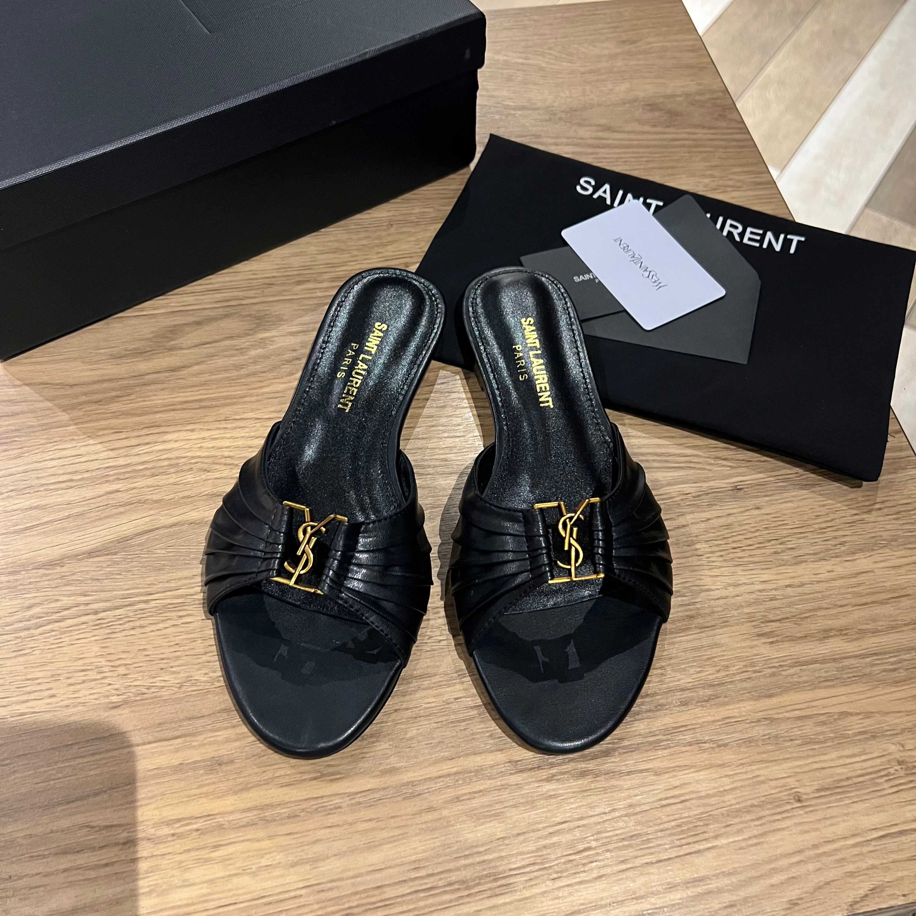 NO:867162,[Saint Laurent] YSL letter buckle pointed-toe flat slippers. Waxed sheepskin upper, water-dyed sheepskin lining, Italian genuine leather outsole, heel height 1.5cm, Size35-39 (40.41.42 custom-made, non-refundable), high heels, saint laurent, saint laurent, saint laurent, high heels, slippers, sheepskin, Leather soles19860909【Saint Laurent 圣罗兰】YSL字母扣尖头平底拖鞋. 鞋面油蜡羊皮 内里垫脚水染羊皮 大底意大利真皮大底 跟高1.5cm Size35-39（40.41.42定做不退换）,高跟鞋,saint laurent,saint laurent,saint laurent,high heels,slippers,sheepskin,Leather soles,Women's Shoes