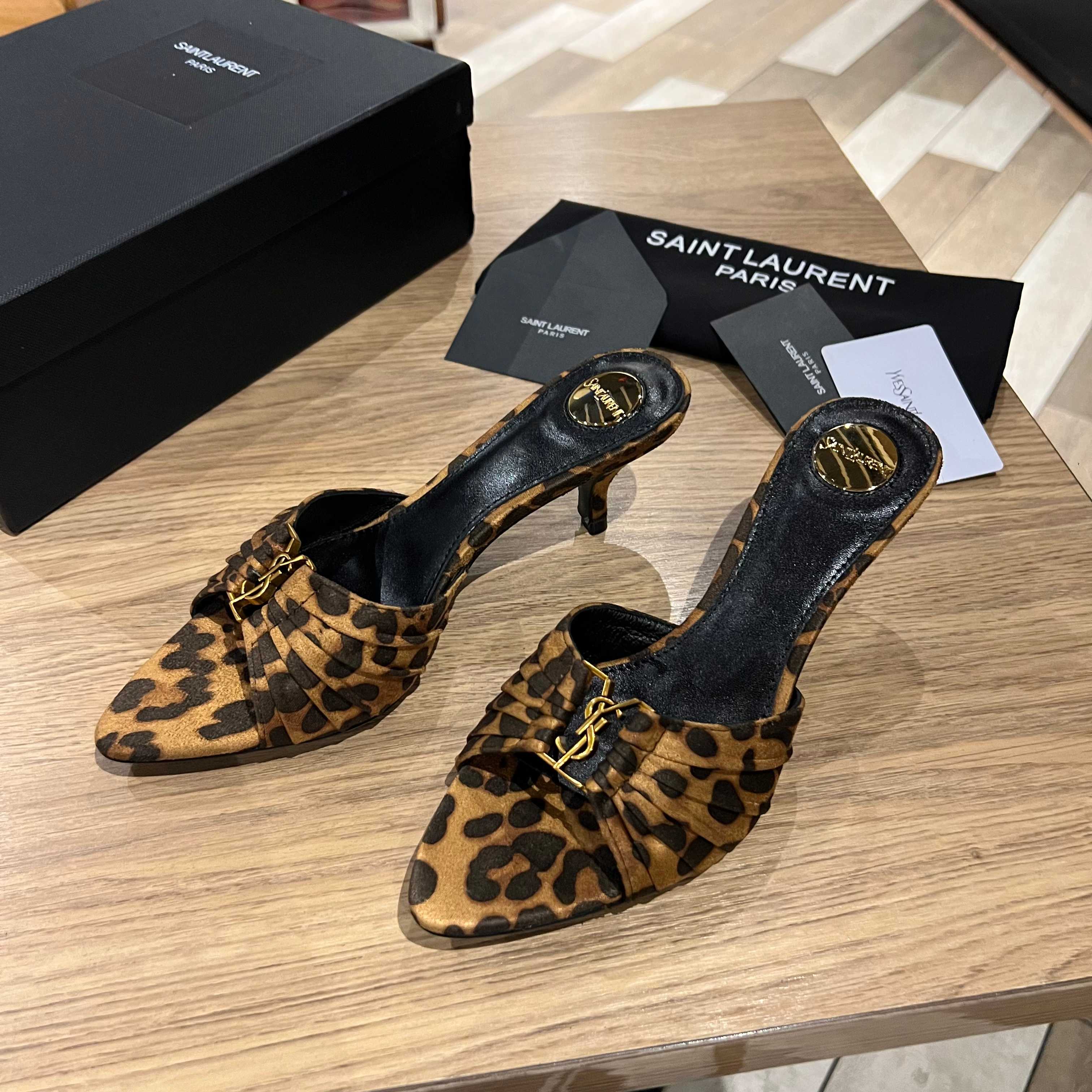Мюли Saint Laurent с острым носком и декором YSL
