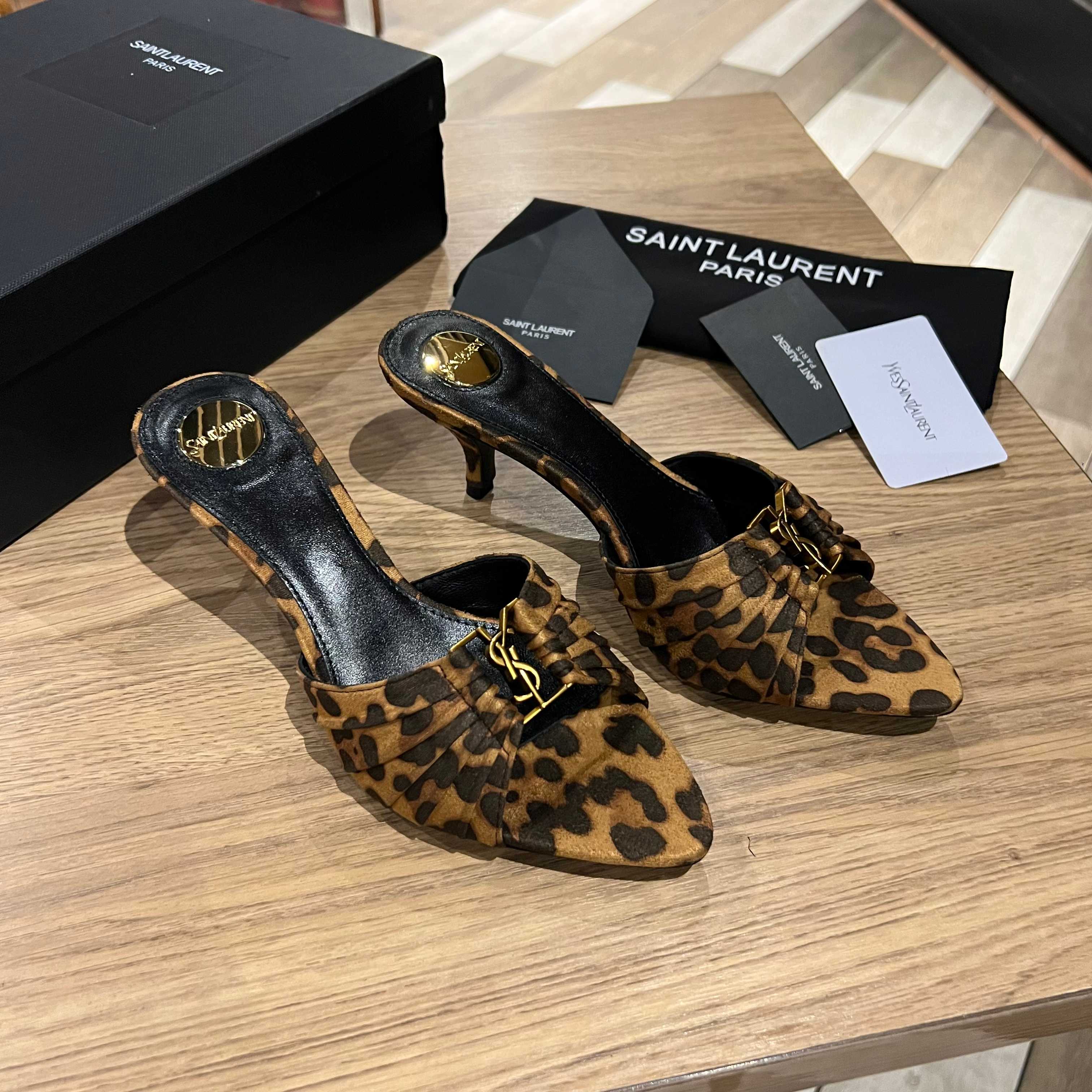Мюли Saint Laurent с острым носком и декором YSL