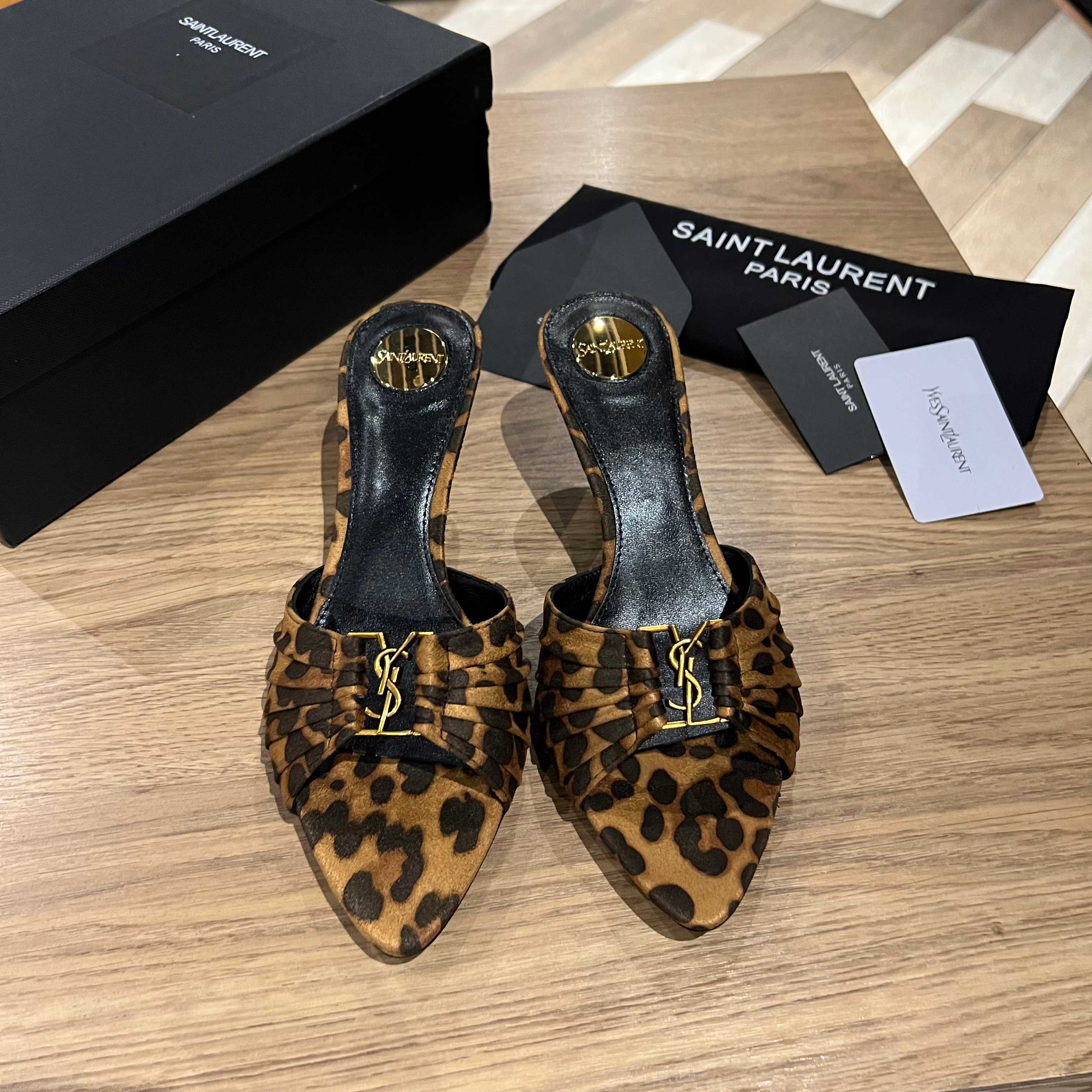 Мюли Saint Laurent с острым носком и декором YSL