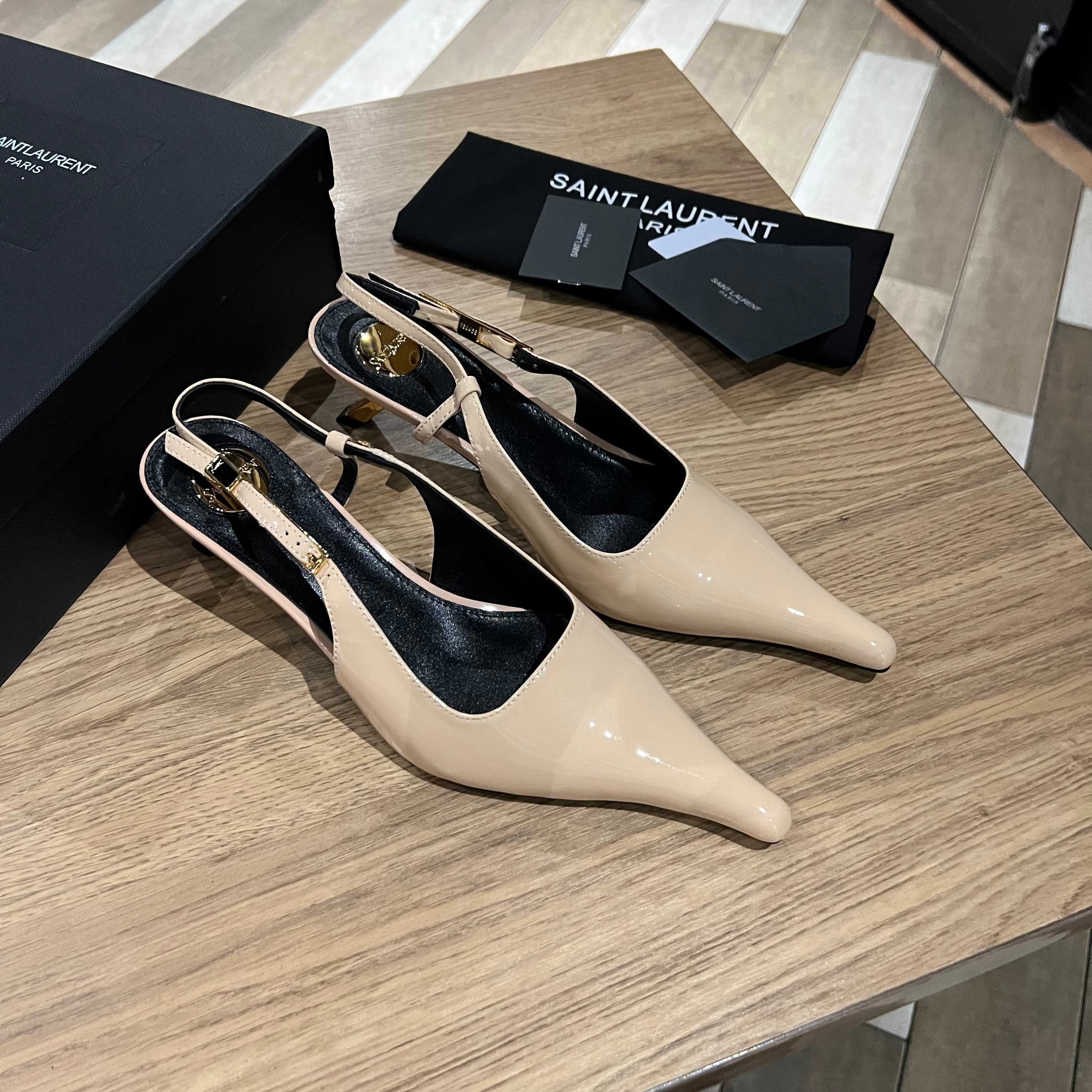 Женские лаковые туфли Saint Laurent бежевые