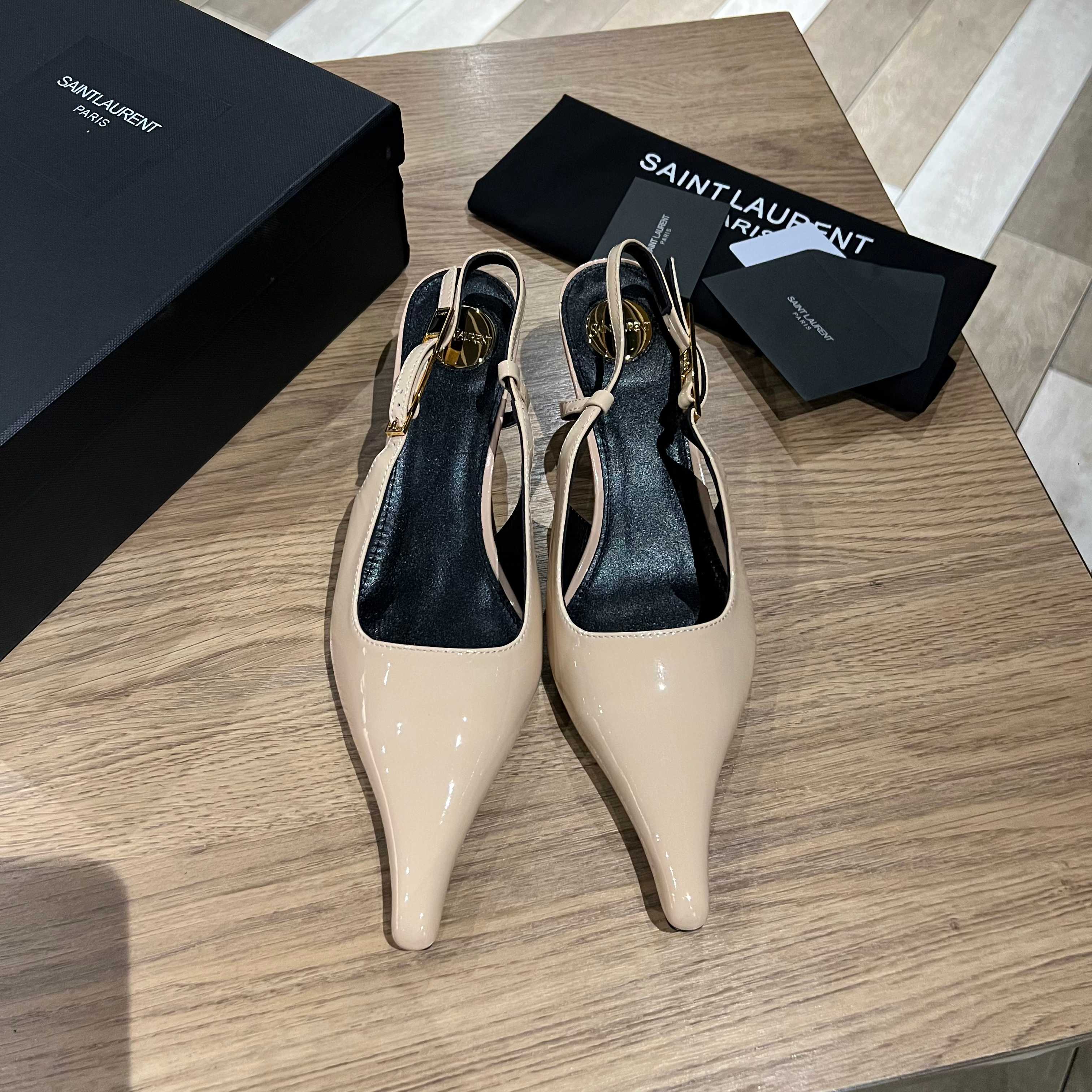 Женские лаковые туфли Saint Laurent бежевые