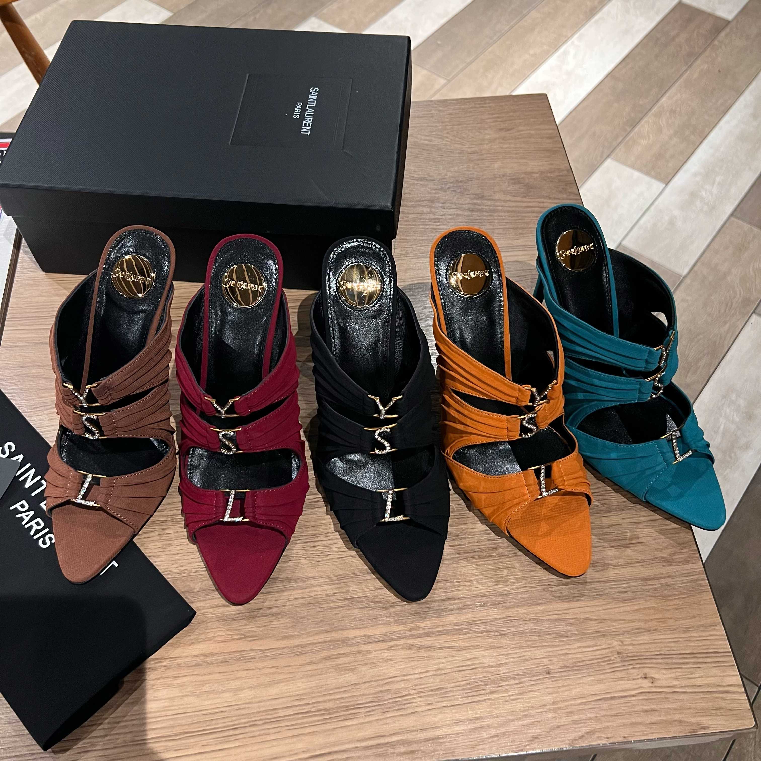 NO:867192,[Saint Laurent] YSL letter diamond buckle Roman slippers, high-heeled sandals. Silk satin upper, imported sheepskin lining, leather outsole, heel height 10.5cm, size 35-39 (40.41.42 can be customized), high heels, saint laurent, saint laurent, saint laurent, high heels, slippers, sheepskin, real silk, Leather soles19860909【Saint Laurent 圣罗兰】YSL字母钻扣罗马拖鞋 高跟凉拖. 鞋面真丝缎面 内里进口羊皮 大底真皮大底 跟高10.5cm 码数35-39（40.41.42可定制）,高跟鞋,saint laurent,saint laurent,saint laurent,high heels,slippers,sheepskin,real silk,Leather soles,Women's Shoes