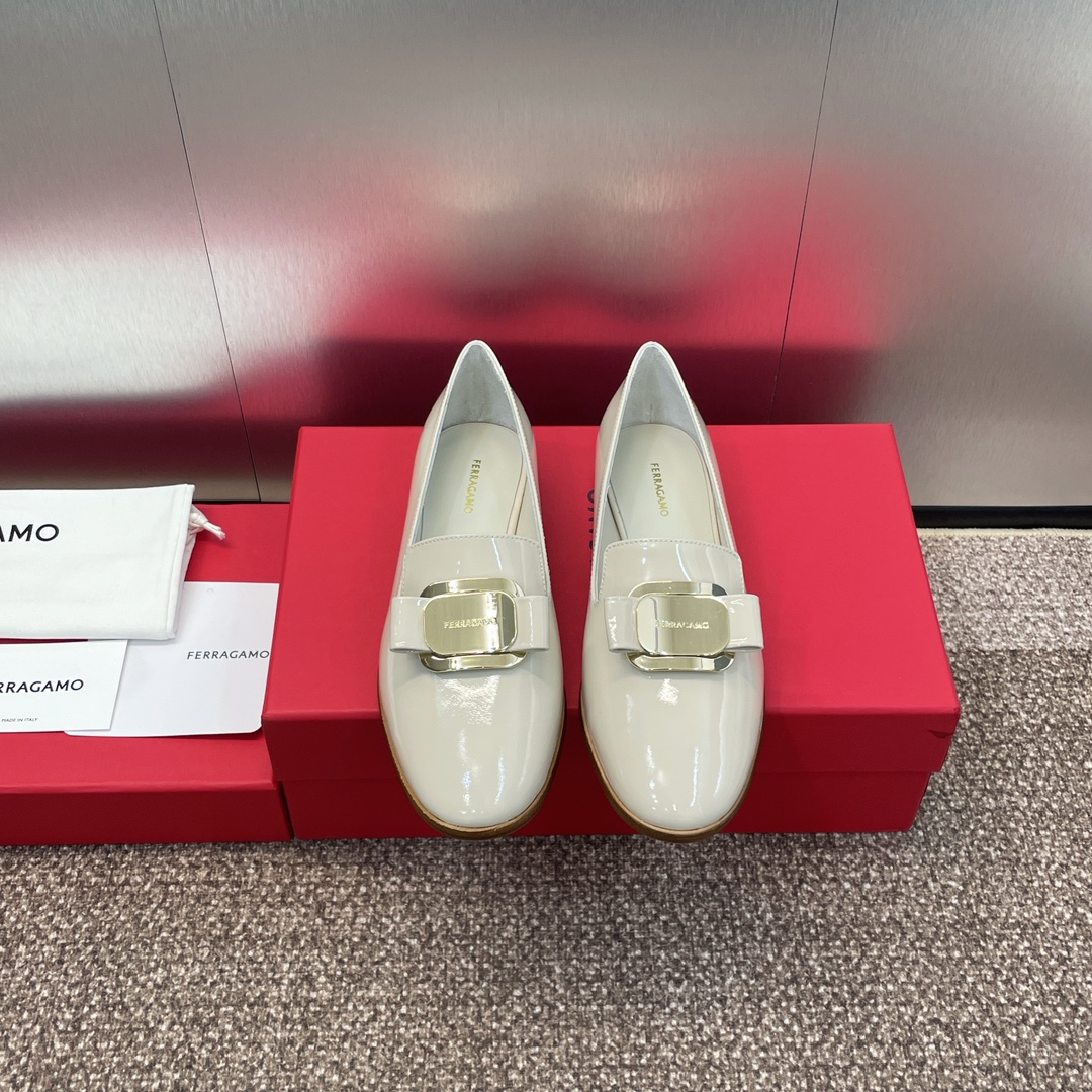 Ferragamo Einlagige Schuhe Online aus China Gold Hardware Lackleder Schaffell Frühling/Sommer Kollektion