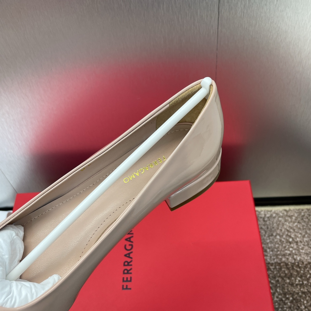 Ferragamo菲拉格慕2024春夏新款浅口女鞋SF标志性logo五金方扣低跟单鞋糖果色方头百搭小皮鞋