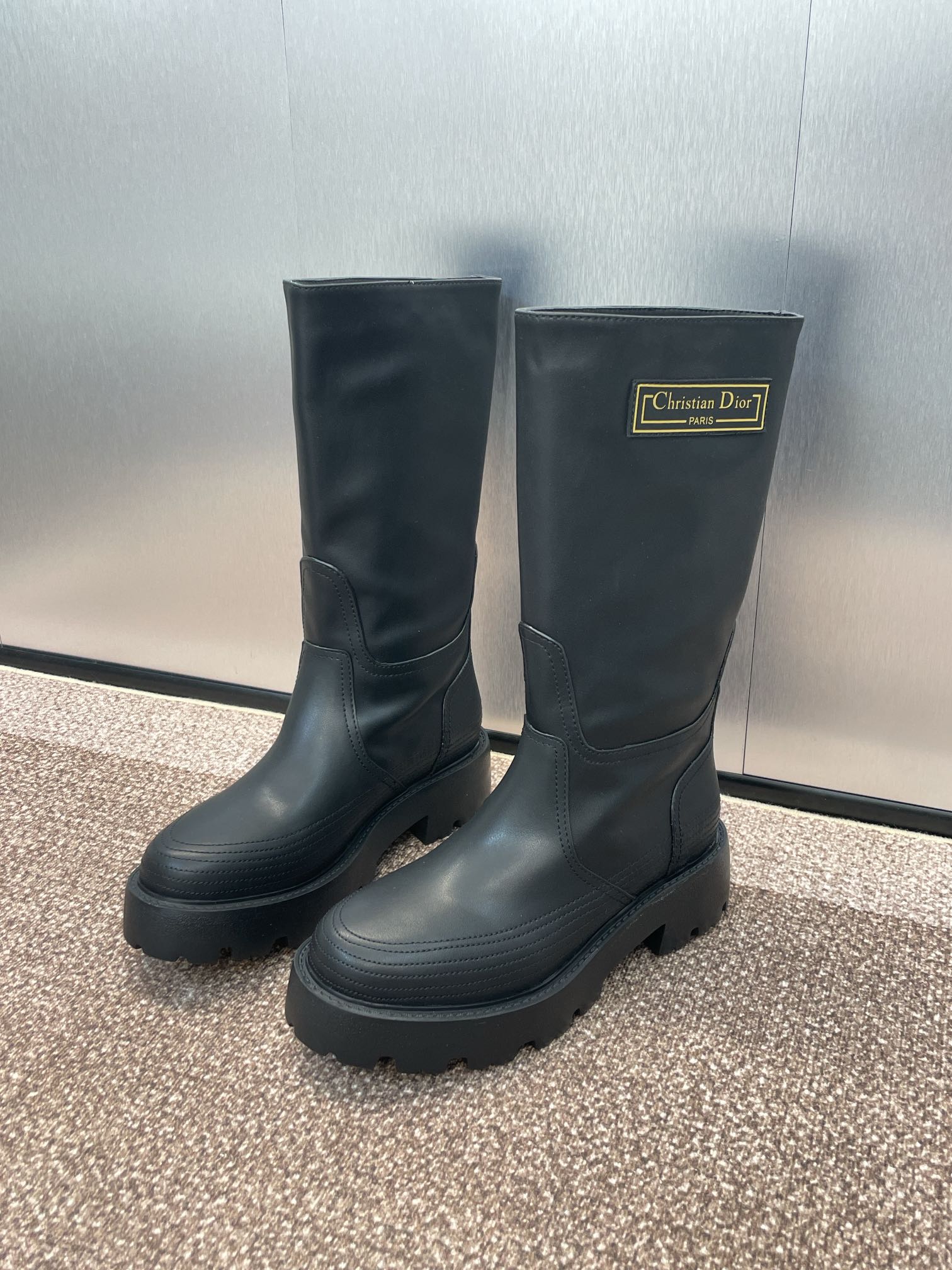 NO:478056,Dior new D-Scots series women's boots with stars same CD letter logo logo leather buckle motorcycle boots with thick heel thick sole round toe one foot pedal knight mid-tube boots with material upper imported full grain calfskin + water dyed sheepskin inner footbed + original mold opening Tpu outsole + original mold opening hardware buckle Sole thickness 3.5CM Size35-41 standard code (40.41 custom non-return and exchange), boots, dior, dior, boots, cowhide, sheepskin19860909Dior 迪奥秋冬新款D-Scots系列女靴 明星同款CD字母logo标志皮扣机车靴 粗跟厚底圆头一脚蹬骑士中筒靴 材质鞋面进口全粒面小牛皮+水染羊皮内里垫脚+原版开模Tpu大底+原版开模五金扣 底厚3.5CM Size35-41标准码（40.41定制不退换）,靴子,dior,dior,boots,cowhide,sheepskin,Women's Shoes