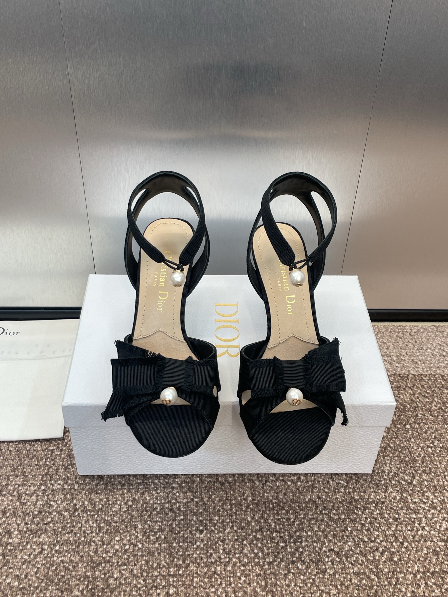 NO:226759,J'ADIOR tassel webbing shoes Dior Spring and summer show new Adiorble high heel women's shoes CD star same fashion tassel bow thin heel pearl alphabet logo hardware buckle open toe sandals top high-end version on the market Material: original custom tassel grosgrain upper   water dyed sheepskin inner footbed   original molded pearl hardware buckle   Italian leather outsole Heel height 7. 5CM size35-44 (40. 41. 42. 43. 44 Customized non-return and exchange), sandals, dior, dior, sandals, sheepskin, Leather soles19860909J‘ADIOR流苏织带女鞋 Dior 迪奥 春夏走秀新款Adiorble高跟女鞋 CD明星同款时尚流苏蝴蝶结细跟珍珠字母logo五金扣露趾凉鞋 市面顶级高端版本 材质:原版定制流苏罗缎鞋面 水染羊皮内里垫脚 原版开模珍珠五金扣 意大利真皮大底 跟高7. 5CM size35-44（40. 41. 42. 43. 44定做不退换),凉鞋,dior,dior,sandals,sheepskin,Leather soles,Women's Shoes