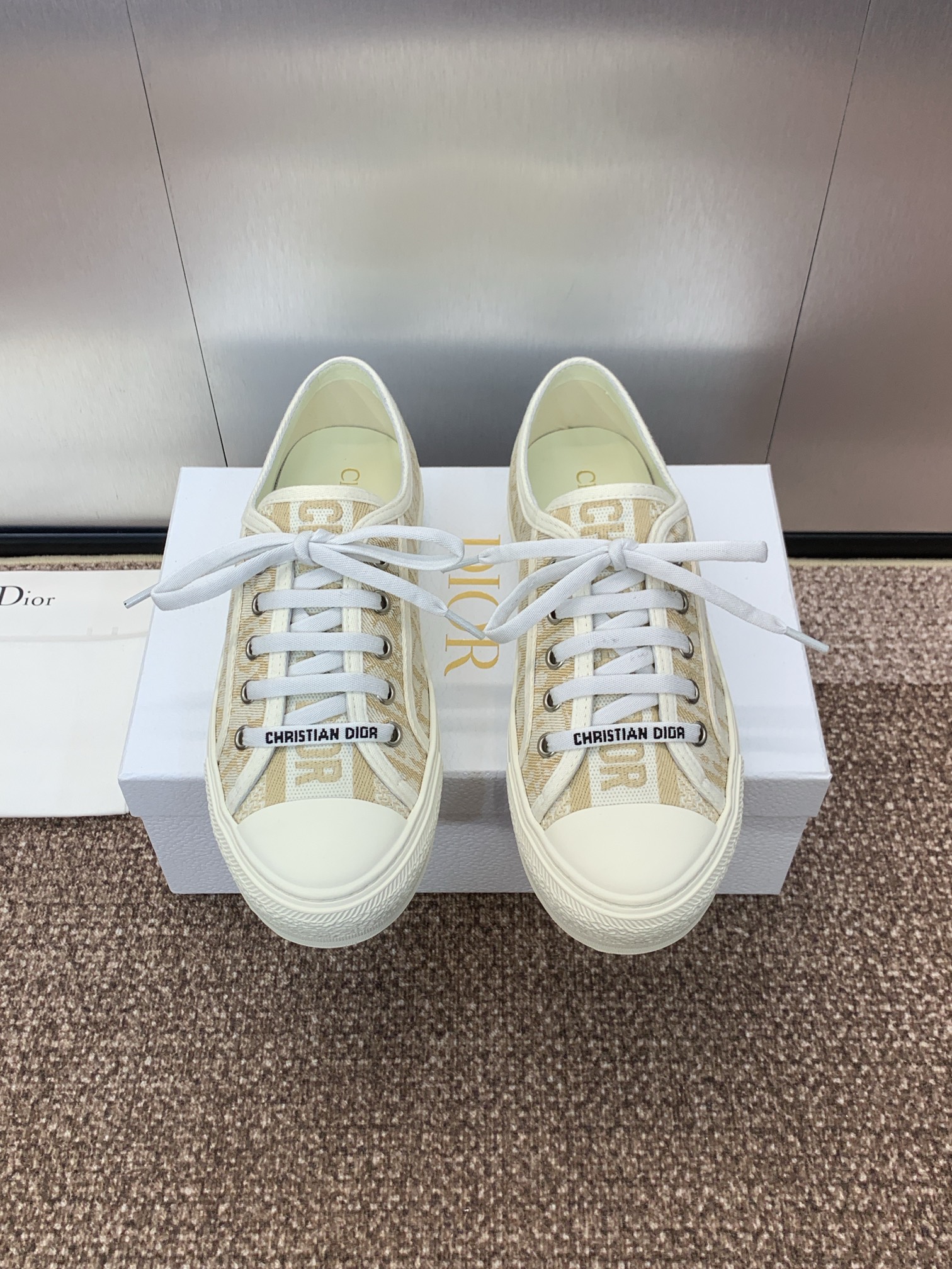 NO:169402,Dio*20FW Spring and summer single product Three pairs of original products are purchased for nearly RMB 20,000. There is ZP at the stall to compare the details by yourself. Top quality in the market. The popular products of foreign counters must be arranged to buy them in the counter. Big-name celebrities and internet celebrities are all showing off. The original disassembly materials are exclusively customized for customization of molds, shoelaces are opening molds, hardware molds, large sole molds, and even the foot pads must be opened. The original order is high-end customization. The original bronze hardware genuine product comparison, non-market ordinary imitation version. The fabric is made of imported woven fabric from Italy. The whole pair of shoes is fully embroidered. This is a more difficult handmade upper with heavy craftsmanship. The weight of the craftsmanship is purely hand-sewn with beads, and the wiring is 16 colors. The 8 colors of the sewing beads are 8 colors. It is really a craft shoe that explodes the eye-popping shoe original mold is glued injected with logo matte five-pointed star sole. The inner imported lambskin   cowhide foot pads  High elastic logo foamed cowhide feet, the most complete color on the entire network, the entire series is available. Size: Women's size 35-41 (Women's size 40.41), casual shoes/sports shoes, manolo blahnik, dior, sneakers, cowhide, sheepskin19860909Dio*20FW 春夏单品 三对原版购入接近两万RMB开发 档口有ZP可以自己对比细节 市场顶级品质 国外专柜爆款在专柜买也要排单 大牌明星网红大咖的都在秀 原版拆卸各方面材料独家开模订制, 鞋带开模,五金开模,大底开模,连垫脚都要开模,原单高级订制 原版古铜色五金正品对比,非市场普通仿版 面料采用意大利进口梭织布料 新色整对鞋身是满绣的 此款更超高难度的手工鞋面, 重工艺纯手工缝珠,配线16种颜色 缝珠8个色,真是一款炸爆眼球的工艺鞋 鞋原版模具注胶Logo磨砂五角星大底 内里进口小羊皮 牛皮垫脚 高弹力Logo发泡贴牛皮垫脚, 全网最齐色,整个系列都有. 码数:女码35-41（女码40.41）,休闲鞋/运动鞋,manolo blahnik,dior,sneakers,cowhide,sheepskin,Women's Shoes