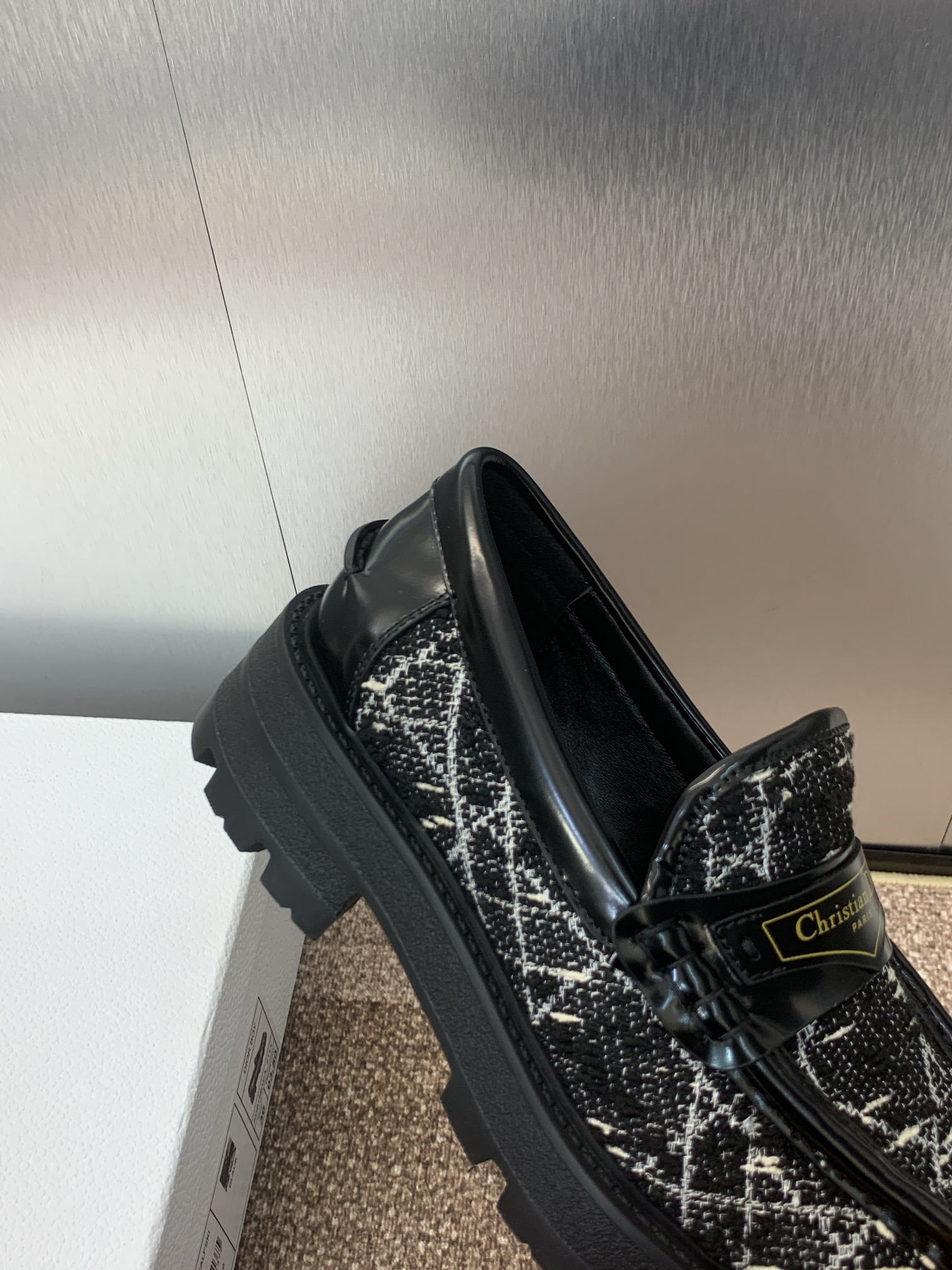 NO:646631,Dior's new autumn and winter D-Boy letters and logo color-blocked thick-soled women's shoes. Star's same style slip-on belt buckle round-toe retro low-heeled loafers. Material: imported open-edge beaded cowhide stitching eco-friendly rattan plaid tweed + water-dyed sheepskin lining + original molded IP outsole. Bottom thickness: 3.5CM Size:  35-41 (41 is custom-made and cannot be returned or exchanged), loafers, dior, dior, loafers, cowhide, sheepskin19860909迪奥 Dior 秋冬新款 D-Boy 字母logo拼色厚底女鞋 明星同款一脚蹬皮带扣圆头复古低跟乐福单鞋 材质:鞋面进口开边珠牛皮拼接环保藤格纹粗花呢+水染羊皮内里+原版开模IP大底 底厚:3.5CM Size: 35-41（41定做不退不换）,乐福鞋,dior,dior,loafers,cowhide,sheepskin,Women's Shoes