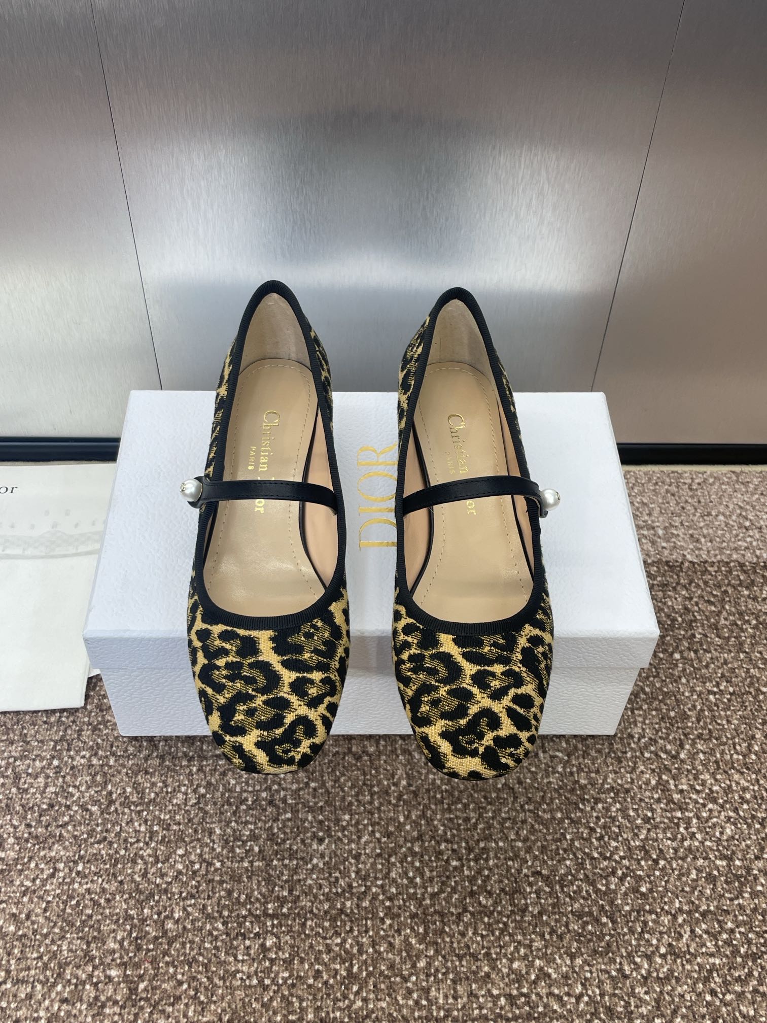 工厂价 
迪奥 Dior 2024早春高定系列新款标志性电绣藤格纹芭蕾舞女鞋 CD字母logo珍珠扣平底
