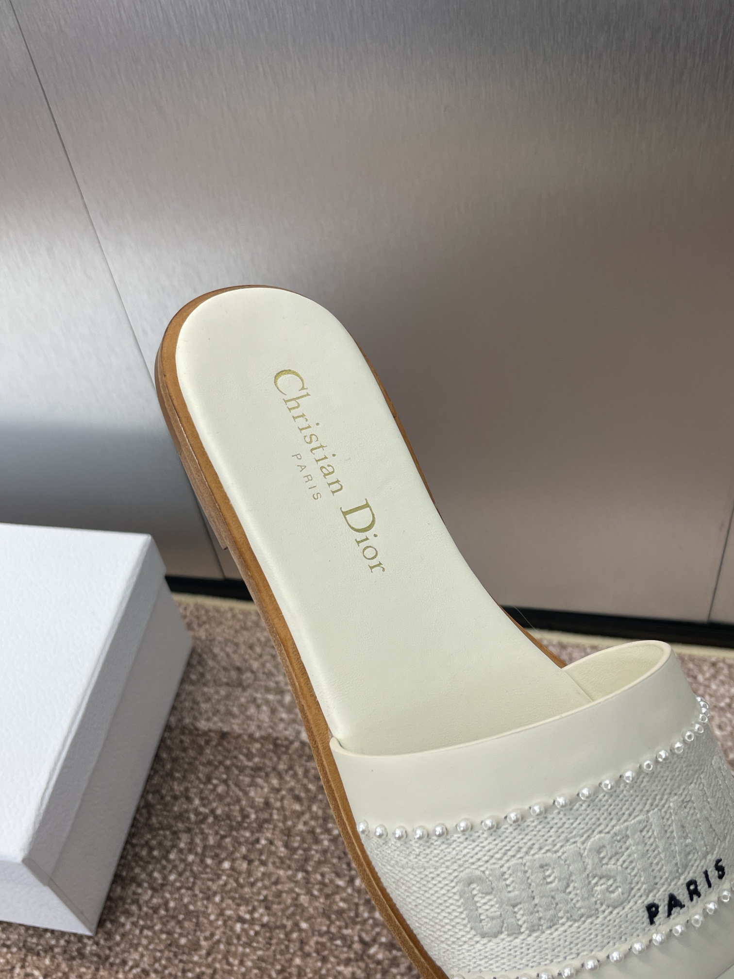 
迪奥 Dior 2025 春夏新款 DWAY 平底一字拖拼色珍珠女鞋  CD字母logo立体刺绣平底凉