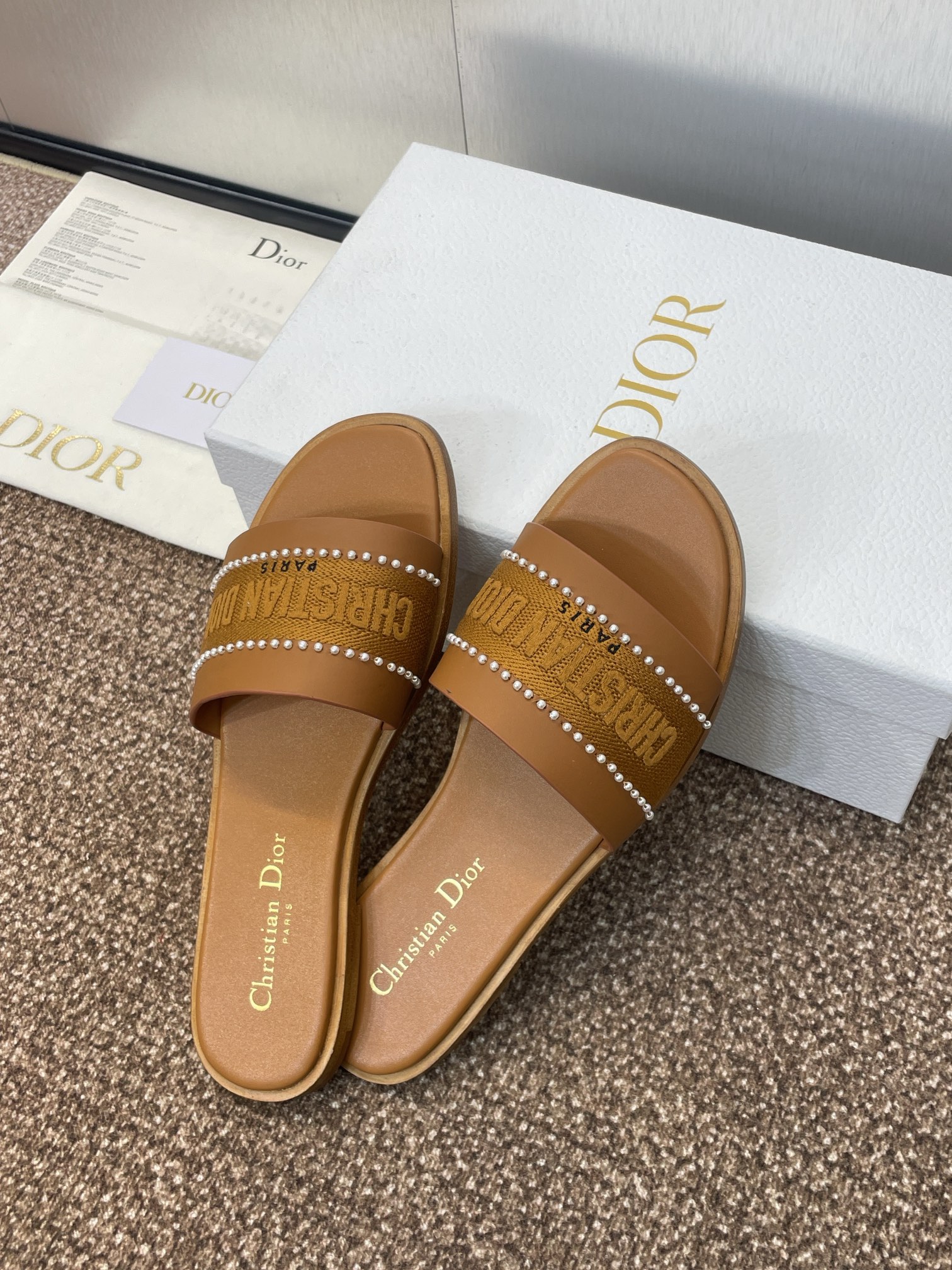 
迪奥 Dior 2025 春夏新款 DWAY 平底一字拖拼色珍珠女鞋  CD字母logo立体刺绣平底凉