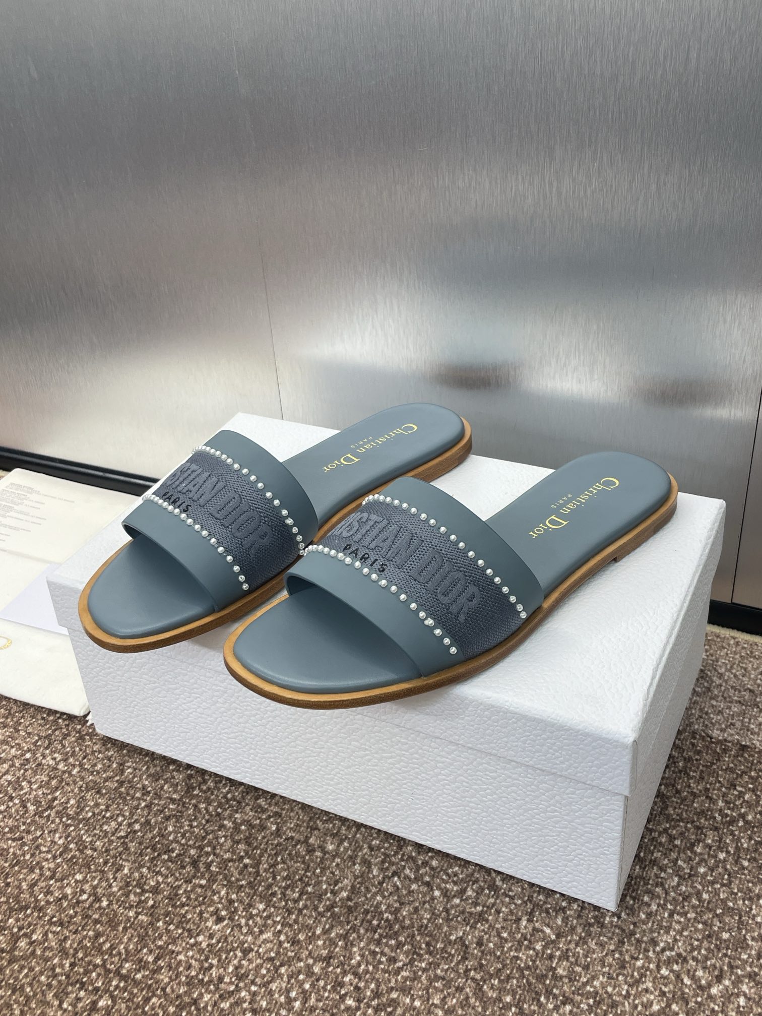 
迪奥 Dior 2025 春夏新款 DWAY 平底一字拖拼色珍珠女鞋  CD字母logo立体刺绣平底凉