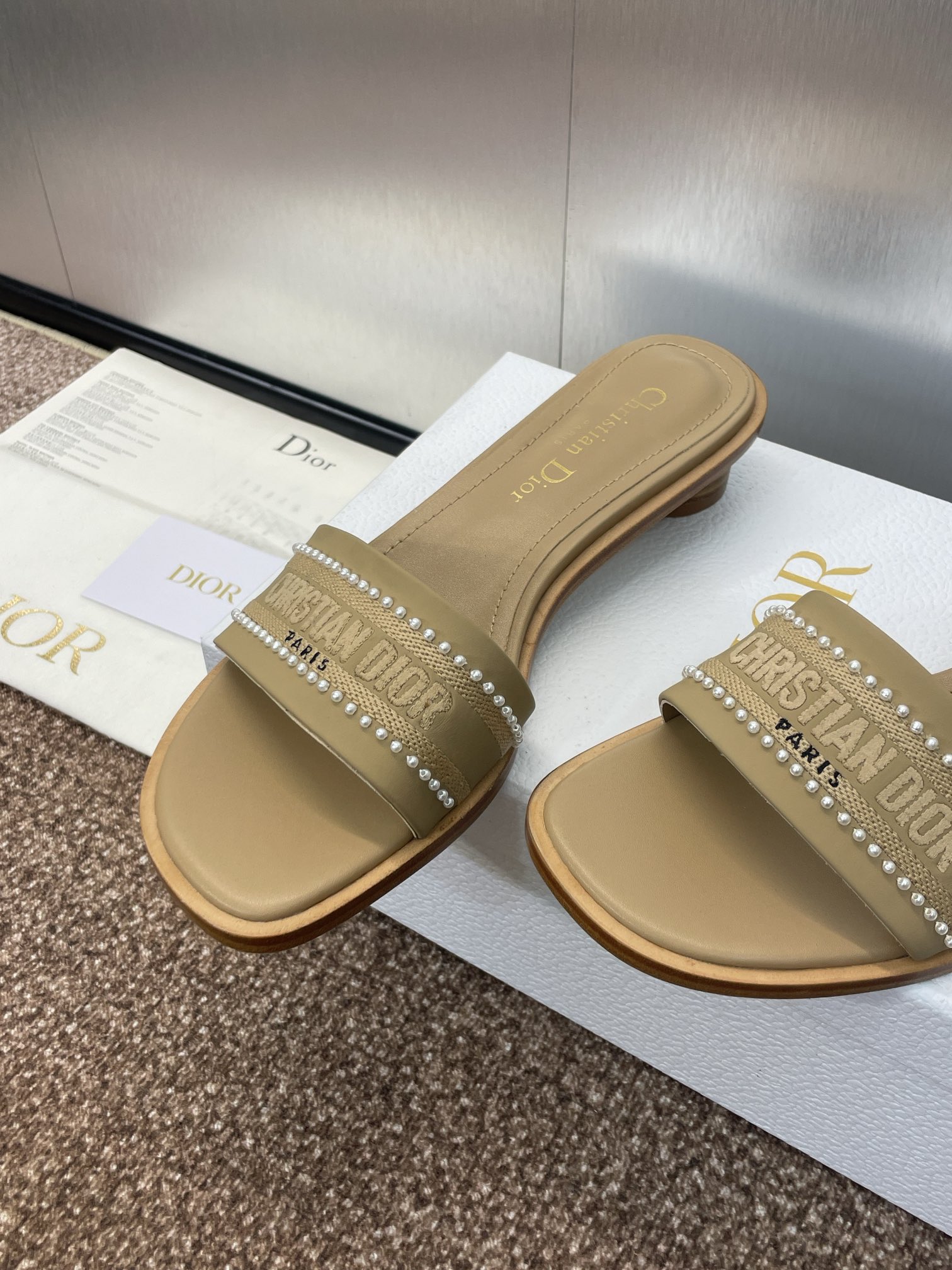 
迪奥 Dior 2025 春夏新款 DWAY 平底一字拖拼色珍珠女鞋  CD字母logo立体刺绣圆柱跟