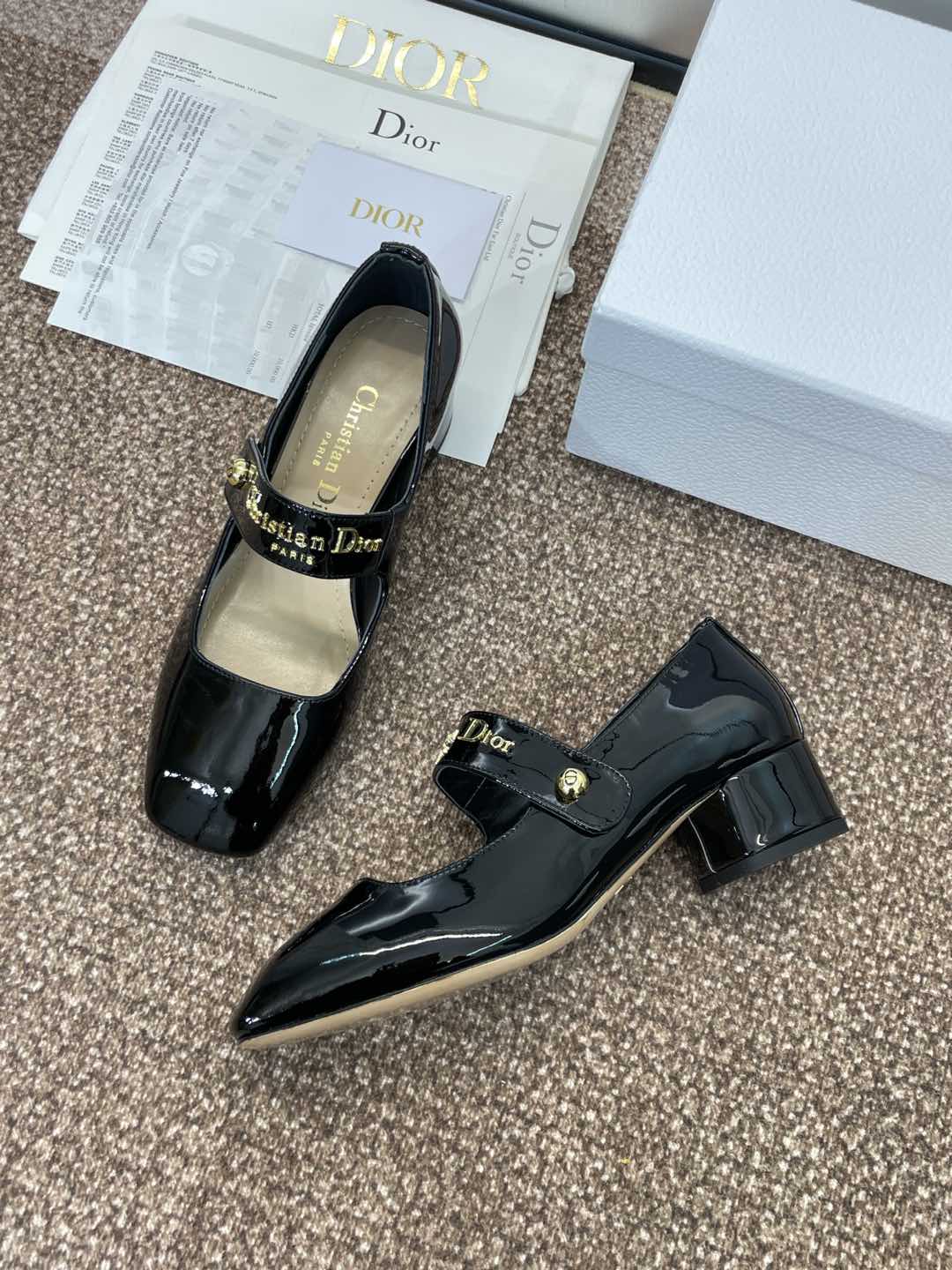 工厂价
Dior 迪奥 2025春夏最新时装秀高定 D-lane
系列 粗跟方头玛丽珍芭蕾舞女鞋 CD字