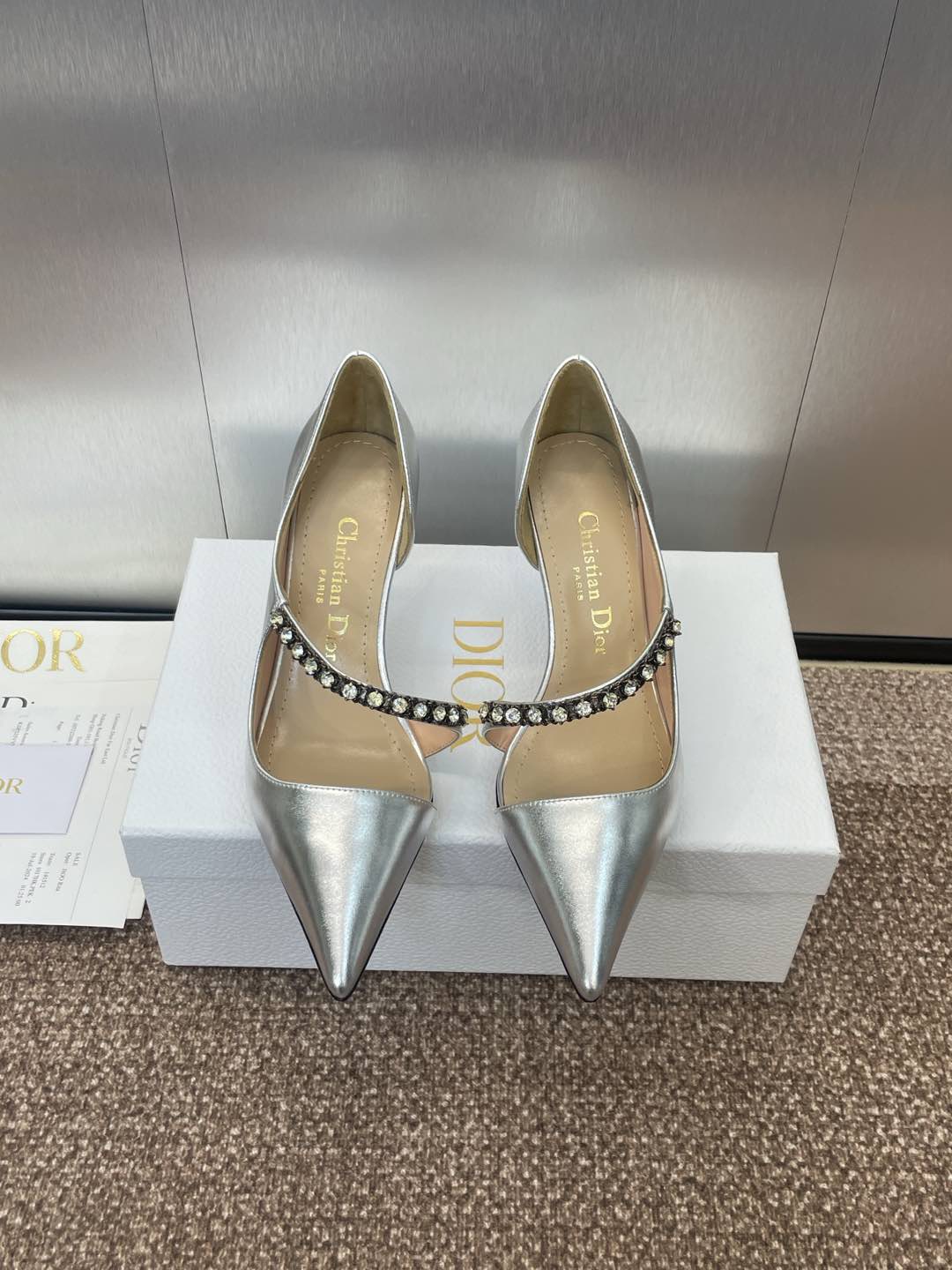 NO:441589,Dior 2025 spring and summer haute couture new pointed toe women's singles shoes CD star same rhinestone high heel hollow sandals top version exclusively available Material: imported metal sheepskin upper + Australian rhinestone + water-dyed sheepskin lining + Italian genuine leather outsole Heel height: 7CM Size-34-43 (34.40.41.42.43 custom-made non-return and exchange), high heels shoes, dior, dior, sandals, high heels, sheepskin, Leather soles19860909迪奥 Dior 2025春夏高定新款尖头女单鞋 CD明星同款水钻高跟中空凉鞋 顶级版本 独家发售 材质:鞋面进口金属羊皮+澳洲水钻+水染羊皮内里+意大利真皮大底 跟高:7CM Size-34-43（34.40.41.42.43定制不退换),高跟鞋单鞋,dior,dior,sandals,high heels,sheepskin,Leather soles,Women's Shoes