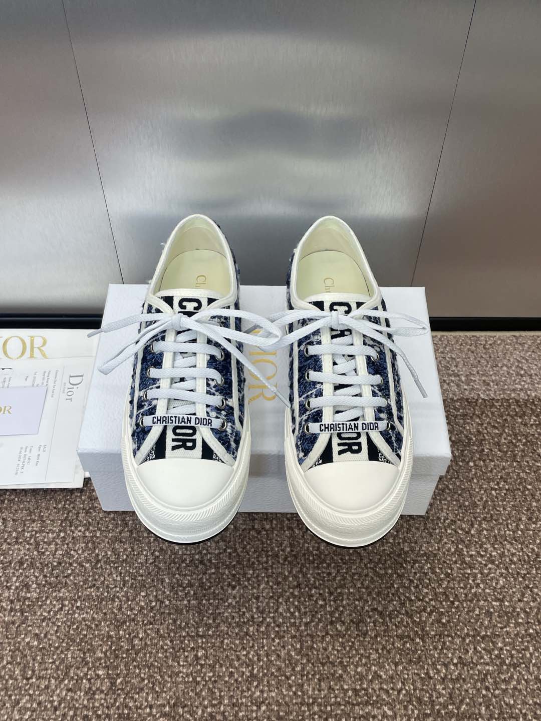 NO:169408,:Women's size/men's size Dior early spring latest couple's thick-soled straps low-top casual shoes Walk’n Dior Oblique dark flower letter logo jacquard embroidery pattern color block canvas sports white shoes The highest version on the market Material: Original imported environmentally friendly embroidery upper   water-dyed sheepskin inner lining   high elastic Logo foam pasting cowhide foot pad   original mold open Tpu outsole Size women's size 35-41 (40.41 customization without return) Men's size custom (39-43), casual shoes/sports shoes, dior, dior, sneakers, cowhide, sheepskin19860909:女码/男码 Dior 迪奥早春最新情侣款厚底绑带低帮休闲鞋 Walk’n Dior Oblique 暗花字母logo提花刺绣图案拼色帆布运动小白鞋 市面最高版本 材质:原版进口环保刺绣鞋面 水染羊皮内里 高弹力Logo发泡贴牛皮垫脚 原版开模Tpu大底 Size女码35-41(40.41定制不退换) 男码定制(39-43),休闲鞋/运动鞋,dior,dior,sneakers,cowhide,sheepskin,Women's Shoes