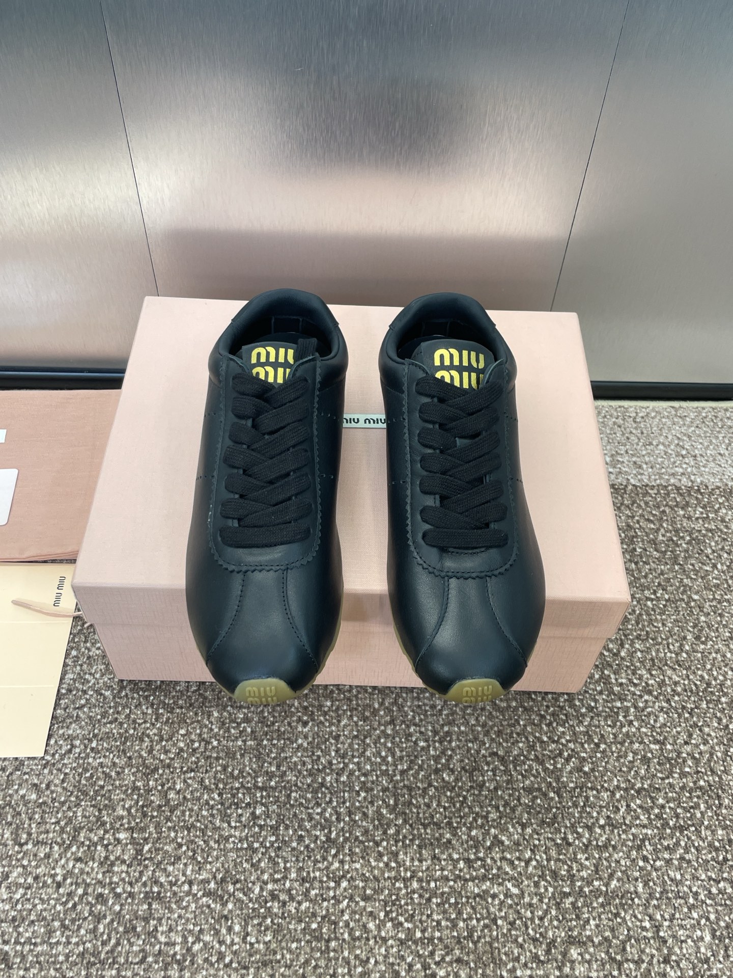 NO:166796,Miumiu high-end fashion show new lace-up casual sports shoes for women. Miumiu star's same letter logo round toe color-blocking Forrest Gump running shoes. Material: imported calfskin/imported sheep skin   water dyed sheep skin inner lining   original mold open sole Size: 35-40 (40 customization without return or exchange), casual shoes/sports shoes, miumiu, sneakers, cowhide, sheepskin, sheep19860909Miumiu 高定系列走秀新款系带休闲运动女鞋 缪缪明星同款字母logo圆头拼色阿甘跑鞋 材质:鞋面进口小牛皮/进口羊猄皮 水染羊皮内里 原版开模大底 Size:35-40（40定制不退换）,休闲鞋/运动鞋,miumiu,sneakers,cowhide,sheepskin,sheep,Women's Shoes