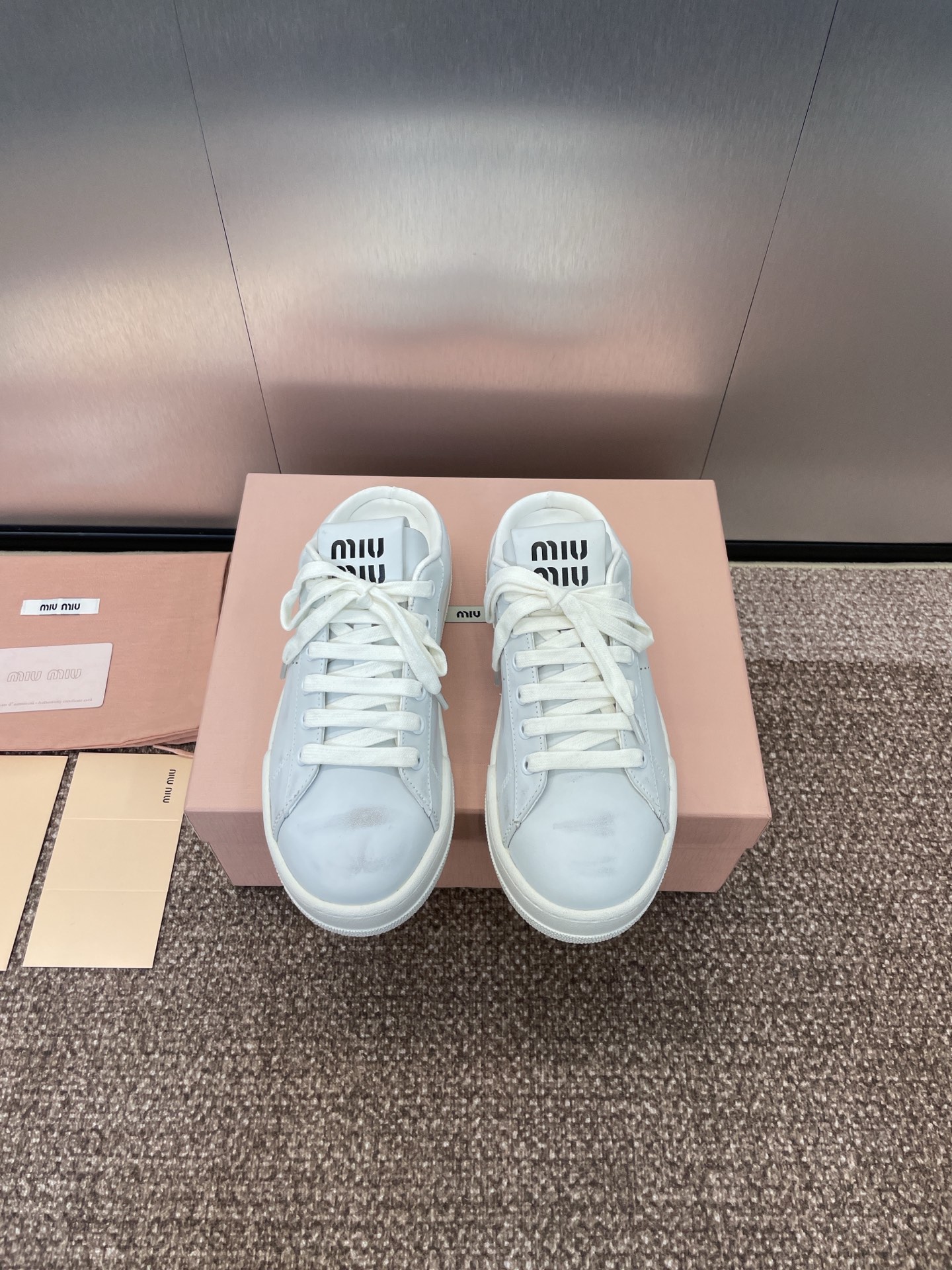 NO:166798,Miumiu 2025 spring and summer haute couture series new style jelly color lace-up casual sports white shoes Miao Miao star same letter logo round toe color-blocking skateboard women's slippers Material: imported calfskin upper   water dyed sheepskin inner lining   original molded Tpu outsole Size: 35-40 (40 customization without return or exchange), casual shoes/sports shoes, miumiu, sneakers, slippers, cowhide, sheepskin19860909Miumiu 2025春夏高定系列走秀新款果冻色系带休闲运动小白鞋 缪缪明星同款字母logo圆头拼色滑板女拖鞋 材质:鞋面进口小牛皮 水染羊皮内里 原版开模Tpu大底 Size:35-40（40定制不退换）,休闲鞋/运动鞋,miumiu,sneakers,slippers,cowhide,sheepskin,Women's Shoes