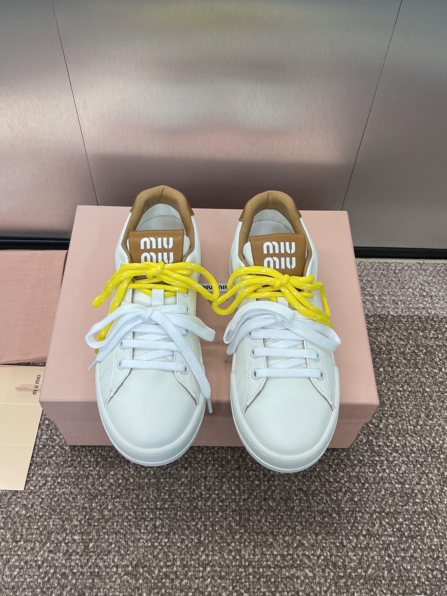 NO:166781,Miumiu 2025 Spring and Summer Haute Couture Series Show New Jelly Color Lace-up Casual Sports White Shoes Miao Miu Stars Same Letter Logo Round Toe Color Block Skateboard Women's Shoes Material: Imported calfskin upper   water-dyed sheepskin inner lining   original molded Tpu outsole Size: 35-40 (40 customization without return or exchange), casual shoes/sports shoes, miumiu, sneakers, cowhide, sheepskin19860909Miumiu 2025春夏高定系列走秀新款果冻色系带休闲运动小白鞋 缪缪明星同款字母logo圆头拼色滑板女鞋 材质:鞋面进口小牛皮 水染羊皮内里 原版开模Tpu大底 Size:35-40（40定制不退换）,休闲鞋/运动鞋,miumiu,sneakers,cowhide,sheepskin,Women's Shoes