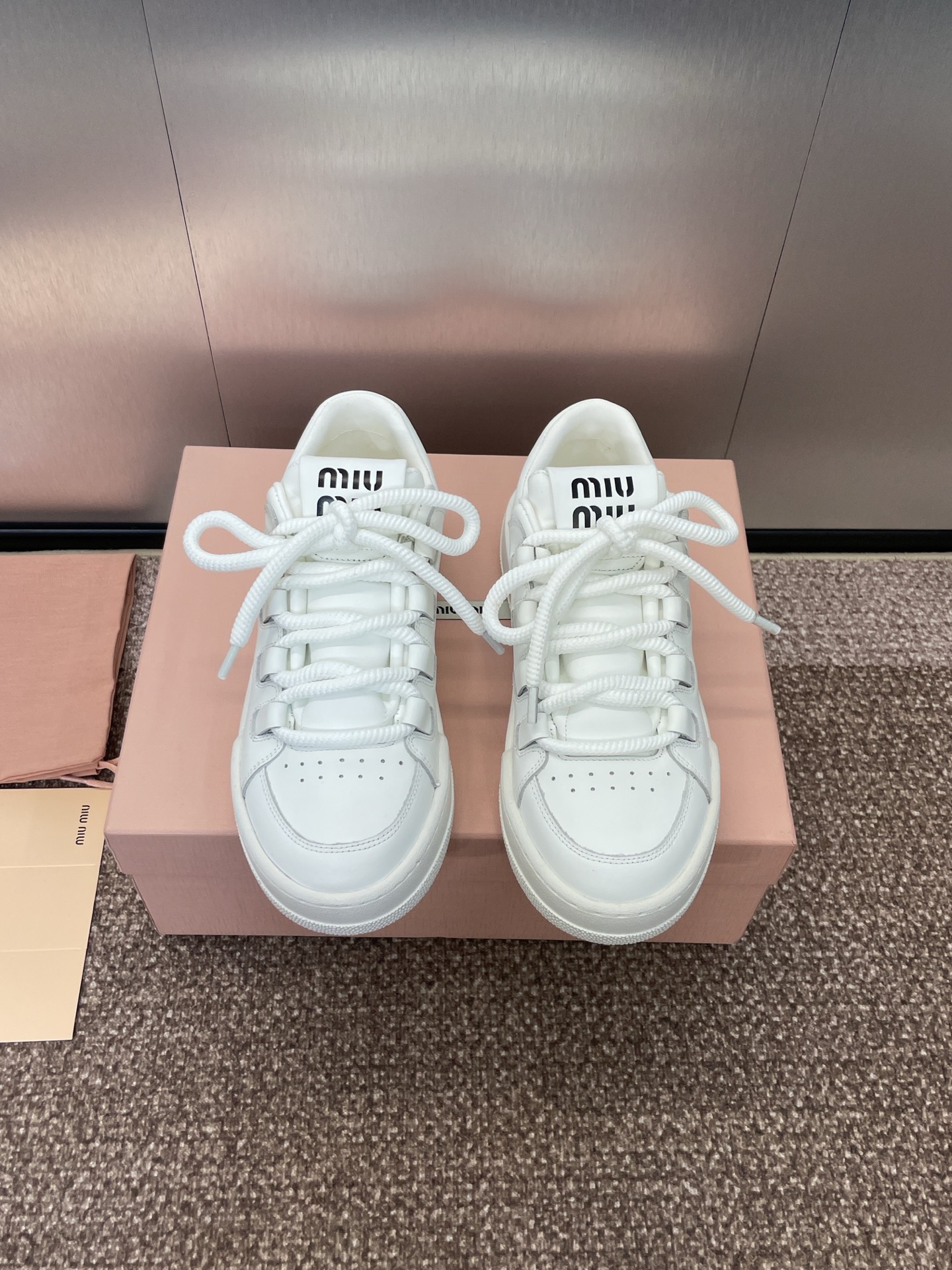 NO:166783,Miumiu 2025 Spring and Summer Haute Couture Series Show New Lace-up Casual Sports White Shoes Miao Miu Stars Same Letter Logo Round Toe Color Block Skateboard Women's Shoes Material: Imported Calfskin   Water-dyed Sheepskin Inner   Original Open-Model Tpu Outsole Size: 35-40 (40 Customized No Return and Exchange), Casual Shoes/Sports Shoes, Miumiu, Sneakers, Cowhide, Sheepskin19860909Miumiu 2025春夏高定系列走秀新款系带休闲运动小白鞋 缪缪明星同款字母logo圆头拼色滑板女鞋 材质:鞋面进口小牛皮 水染羊皮内里 原版开模Tpu大底 Size:35-40（40定制不退换）,休闲鞋/运动鞋,miumiu,sneakers,cowhide,sheepskin,Women's Shoes