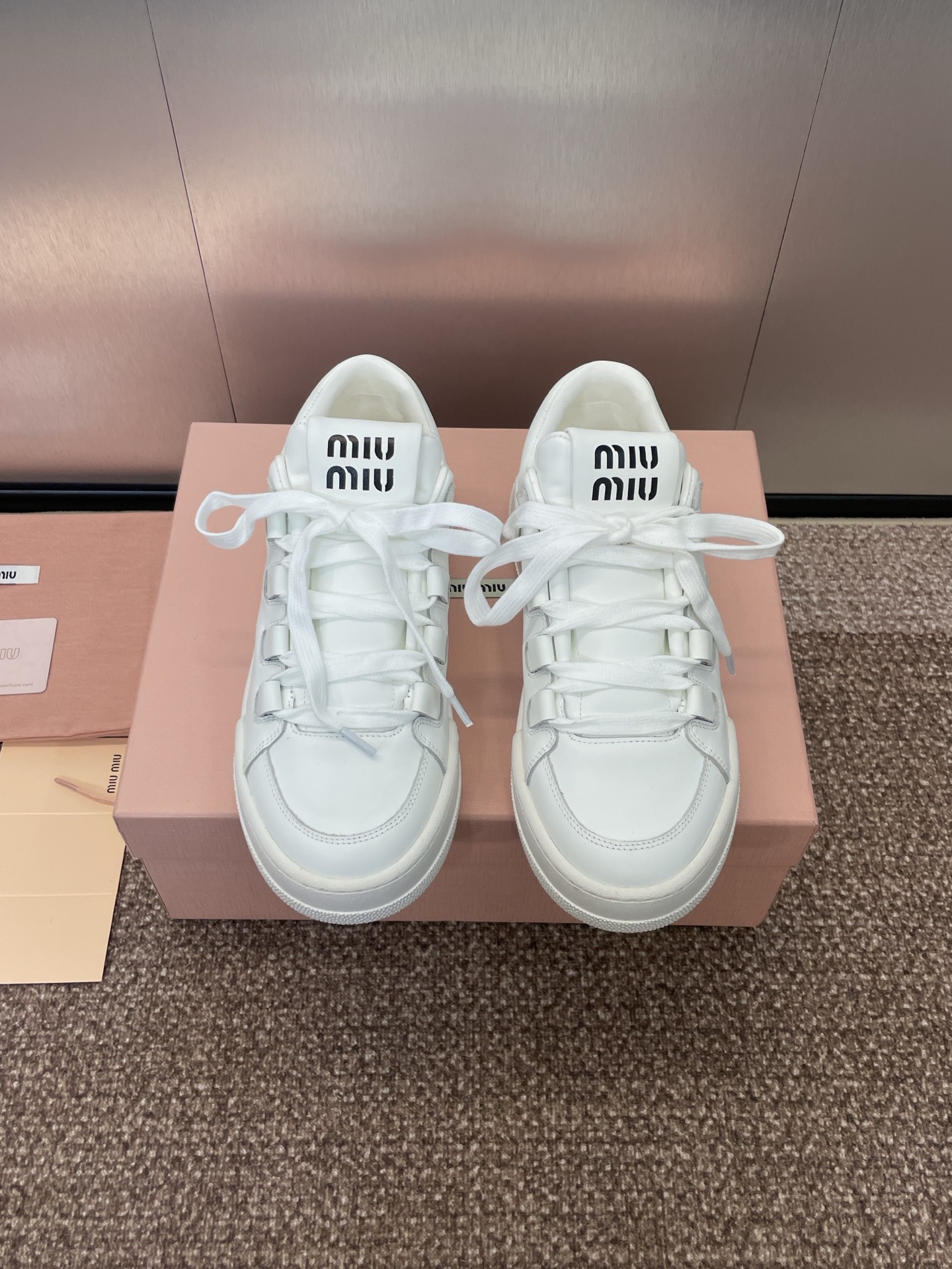NO:166785,Miumiu 2025 Spring and Summer Haute Couture Series Show new lace-up casual sports white shoes Miao Miu star same letter logo thick sole round toe polished color old skateboard women's shoes Material: imported calfskin upper   water dyed sheepskin inner lining   original mold open sole Size: 35-40 (40 customization without return or exchange), casual shoes/sports shoes, miumiu, sneakers, cowhide, sheepskin19860909Miumiu 2025春夏高定系列走秀新款系带休闲运动小白鞋 缪缪明星同款字母logo厚底圆头擦色做旧滑板女鞋 材质:鞋面进口小牛皮 水染羊皮内里 原版开模大底 Size:35-40（40定制不退换）,休闲鞋/运动鞋,miumiu,sneakers,cowhide,sheepskin,Women's Shoes
