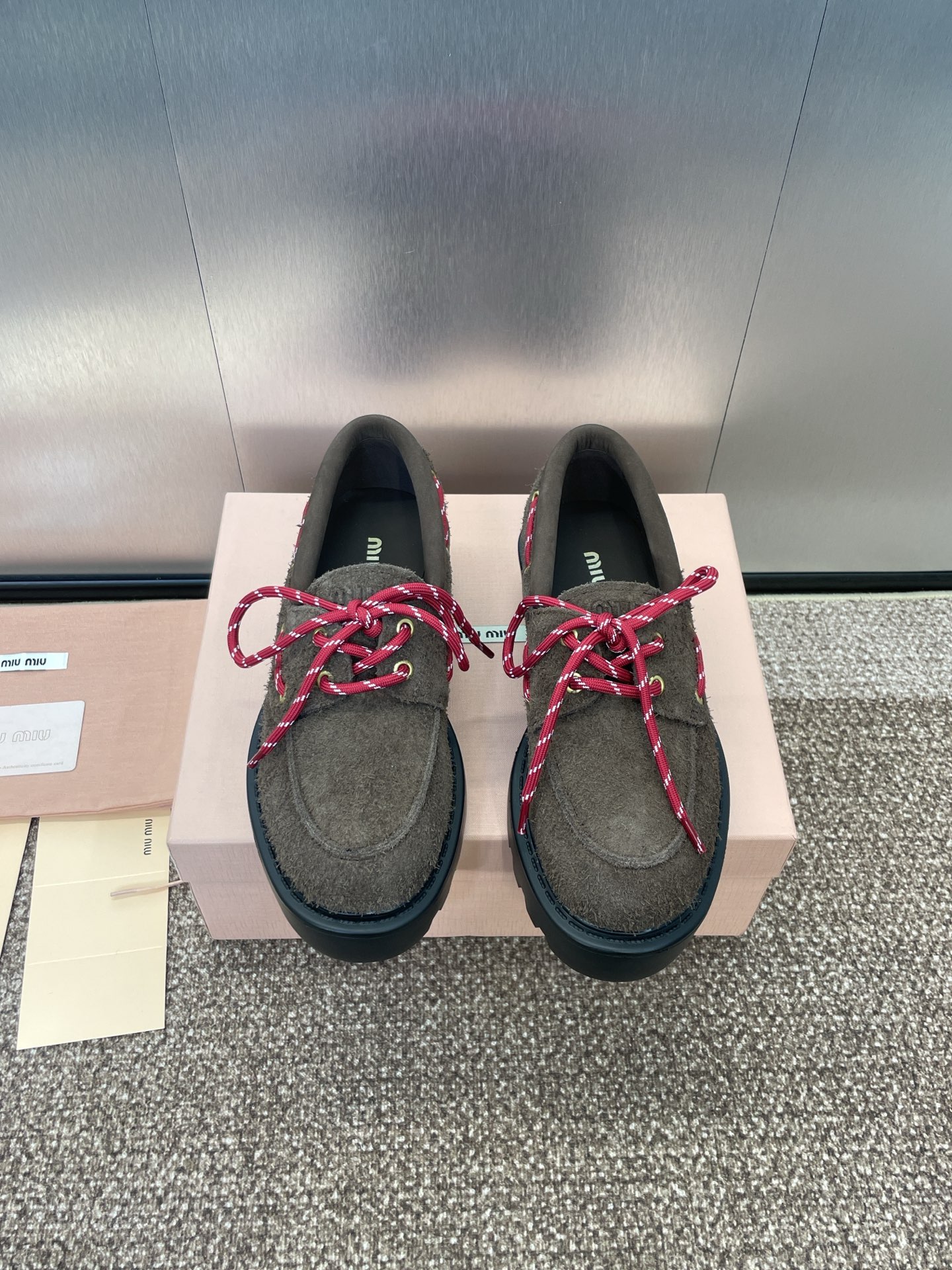 NO:166789,MiuMiu 2025 spring and summer new casual lace-up thick-soled color-blocking college style women's singles shoes Miao Miao star same round-toe retro loafers, top-level high-end version on the market Material: imported beef reverse velvet   water-dyed sheepskin lining   original mold-open anti-slip sole 5cm thick sole Size: 35-40 (40 custom made without return or replacement), loafers, miumiu, loafers, sheepskin19860909MiuMiu 2025春夏新款休闲系带厚底拼色学院风女单鞋 缪缪明星同款圆头复古乐福鞋 市面顶级高端版本 材质:鞋面进口牛反绒 水染羊皮内里 原版开模防滑大底 底厚5cm Size: 35-40（40定做不退不换）,乐福鞋,miumiu,loafers,sheepskin,Women's Shoes