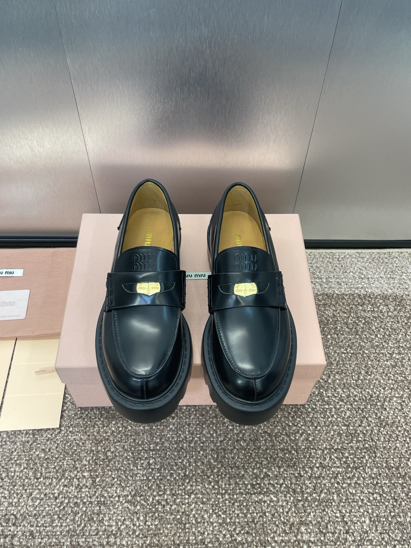 NO:166791,MiuMiu 2025 spring and summer new thick-soled iconic badge color-blocking women's singles shoes. The same letter logo hardware buckle with one foot belt buckle round toe retro loafers. The top high-end version of the market. Material: imported upper with an open-edged beaded cowhide   water-dyed sheepskin lining   original molded embossed anti-slip sole. Size: 35-40 (40 custom made without return or replacement), loafers, miumiu, loafers, cowhide, sheepskin19860909MiuMiu 2025春夏新款厚底标志性徽章拼色女单鞋 缪缪明星同款字母logo五金扣一脚蹬皮带扣圆头复古乐福鞋 市面顶级高端版本 材质:鞋面进口开边珠牛皮 水染羊皮内里 原版开模压纹防滑大底 Size: 35-40（40定做不退不换）,乐福鞋,miumiu,loafers,cowhide,sheepskin,Women's Shoes