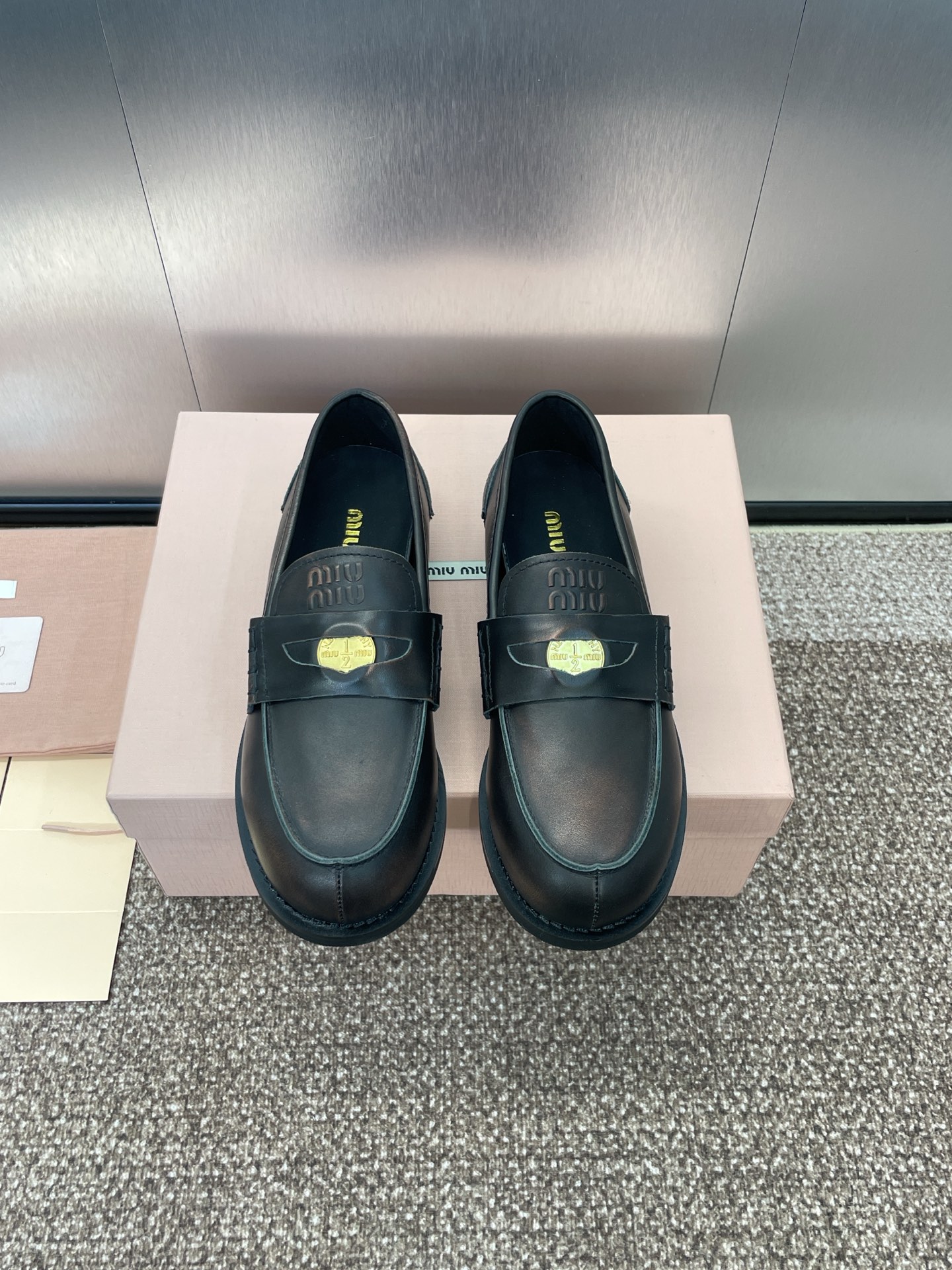 NO:166793,MiuMiu 2025 spring and summer new thick-soled iconic badge color-blocking women's singles shoes. The same letter logo hardware buckle one-legged belt buckle round toe retro loafers. The top high-end version of the market. Material: imported upper with an open-edged beaded cowhide/beef leather/calf leather   water-dyed sheepskin inner lining   original molded embossed rubber outsole. Size: 35-40 (40 custom made without return or replacement), loafers, miumiu, loafers, cowhide, sheepskin19860909MiuMiu 2025春夏新款厚底标志性徽章拼色女单鞋 缪缪明星同款字母logo五金扣一脚蹬皮带扣圆头复古乐福鞋 市面顶级高端版本 材质:鞋面进口开边珠牛皮/牛猄皮/小牛皮 水染羊皮内里 原版开模压纹橡胶大底 Size: 35-40（40定做不退不换）,乐福鞋,miumiu,loafers,cowhide,sheepskin,Women's Shoes