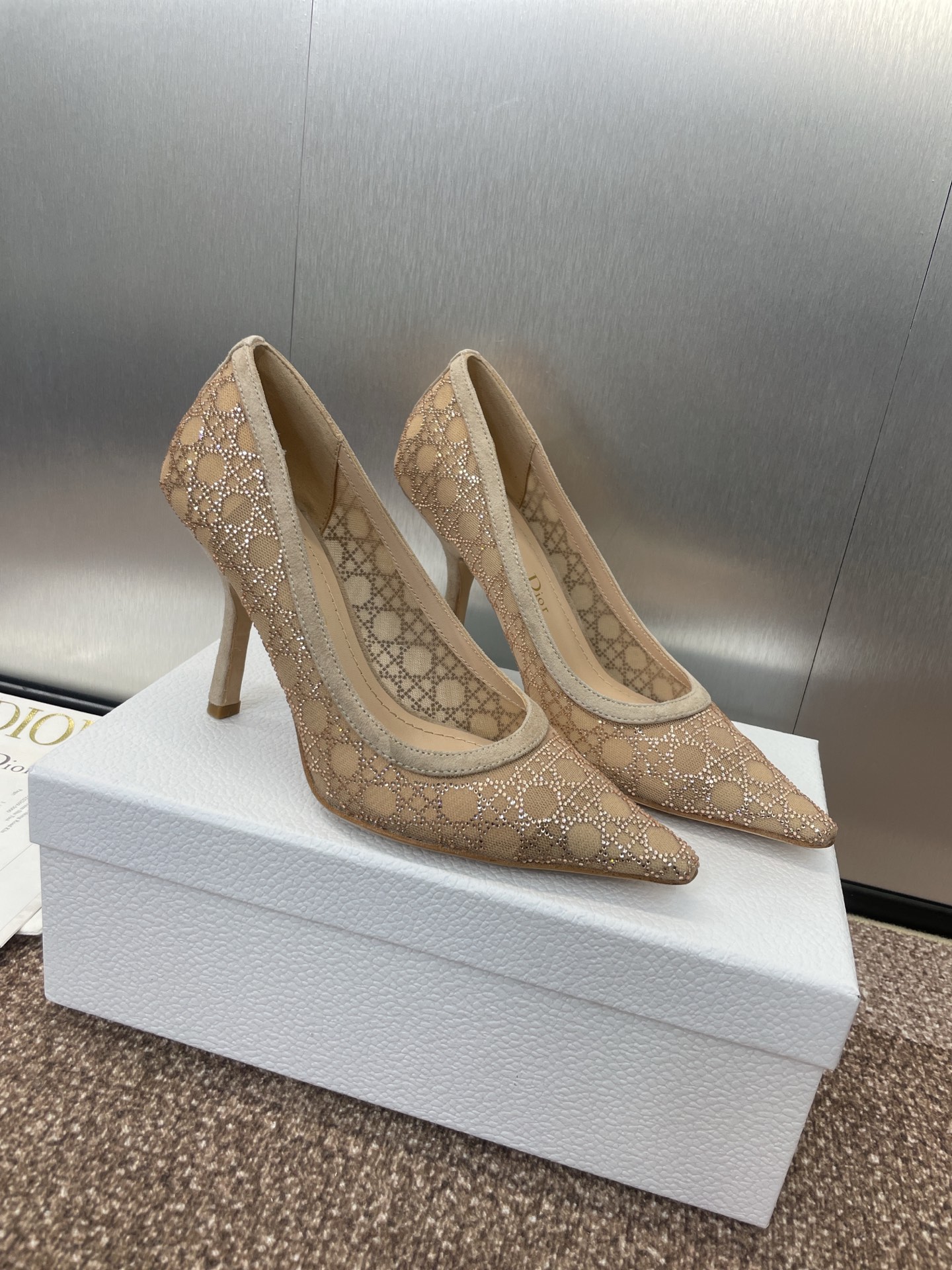 NO:226754,Dior 2025 spring and summer show new bling...bling...Crystal shoes Capture series high heel women's shoes Celebrity same rhinestone square toe rattan pattern cat heel shoes Top high-end version on the market Exclusive sale Material: Original custom mesh inlaid with Australian rhinestones   water dyed sheepskin footbed   original mold opening hardware buckle   Italian leather outsole Heel height: 6.5CM/9.5CM size33-44 (33.34.40.41.42.43.44 custom-made non-return and exchange), high heels, dior, dior, high heels, sheepskin, Leather soles19860909Dior 迪奥 2025春夏走秀新款bling...bling...水晶鞋 Capture系列高跟女鞋 明星同款水钻方头藤格纹图案猫跟单鞋 市面顶级高端版本 独家发售 材质:原版定制网面镶烫澳洲水钻 水染羊皮垫脚 原版开模五金扣 意大利真皮大底 跟高:6.5CM/9.5CM size33-44(33.34.40.41.42.43.44定做不退换),高跟鞋,dior,dior,high heels,sheepskin,Leather soles,Women's Shoes