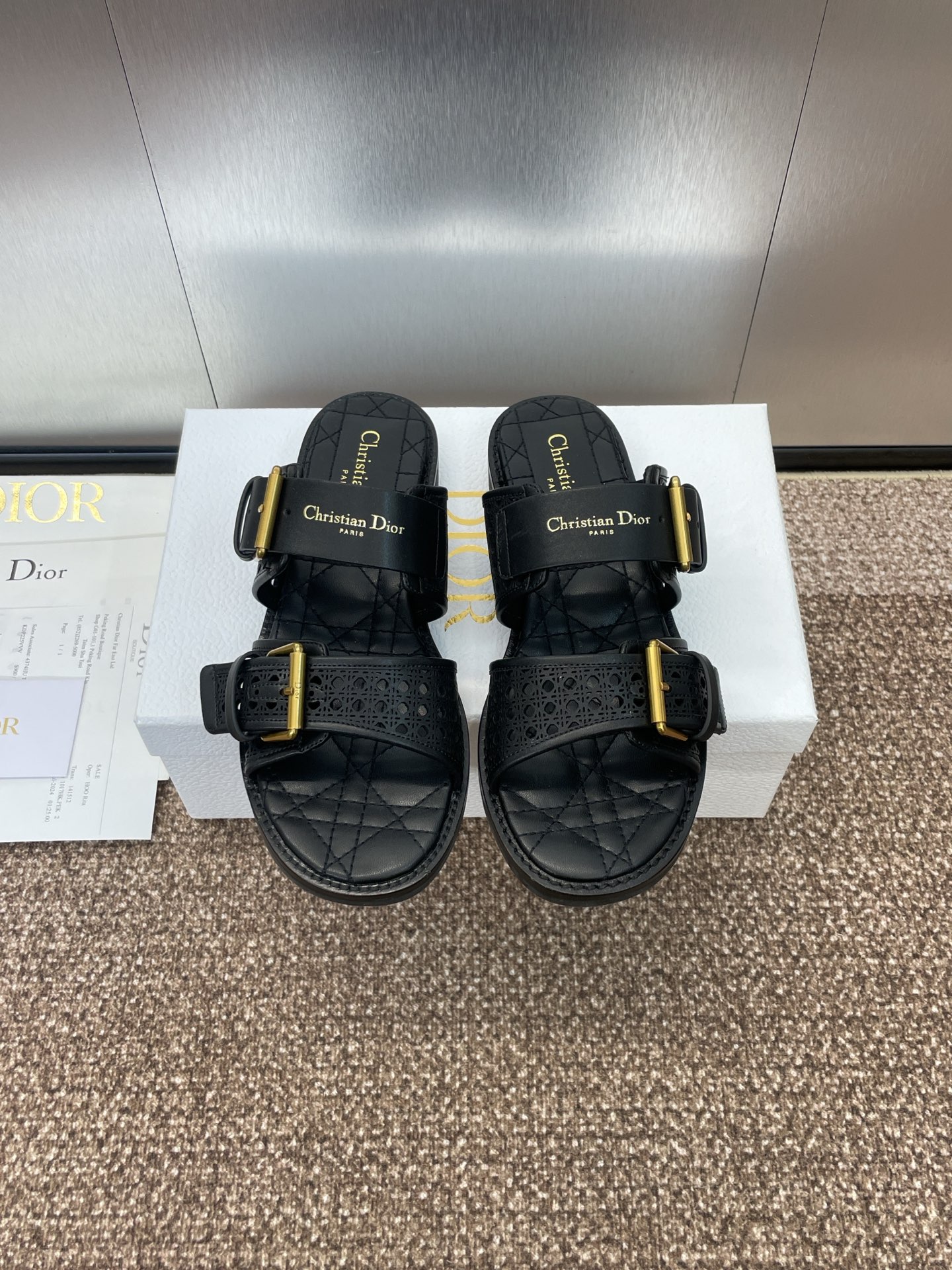 NO:226770,Dior new spring and summer D-Avenue jelly color women's shoes CD letter logo hardware belt buckle hollow rattan check flat-soled round toe open-toe sandals, top-notch version on the market Material: imported calfskin upper   water-dyed cowhide inner lining   original molded genuine leather edge rubber combination sole   original molded hardware buckle size35-43 (40.41.42.43 custom made without return or replacement), slippers, dior, dior, slippers, cowhide19860909迪奥 Dior 春夏新款 D-Avenue果冻色女鞋 CD字母logo五金皮带扣镂空藤格纹平底圆头露趾凉拖鞋 市面顶级版本 材质:鞋面进口小牛皮 水染牛皮内里 原版开模真皮沿条橡胶组合大底 原版开模五金扣 size35-43（40.41.42.43定做不退不换）,拖鞋,dior,dior,slippers,cowhide,Women's Shoes