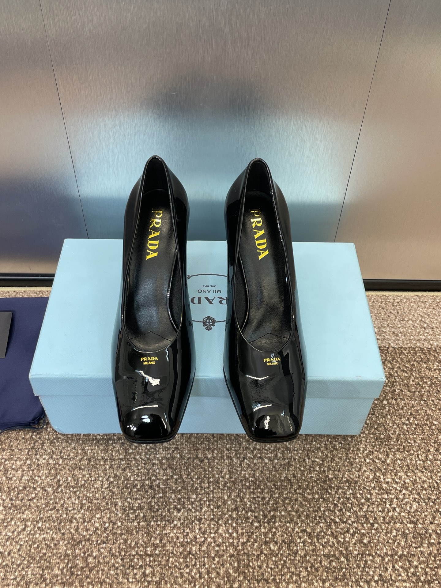 NO:226751,PRADA spring and summer new square-toe high heeled women's shoes Prada thick heel jelly color fashionable and versatile single shoes Material: imported beef patent leather   water dyed sheepskin lining   Italian injection molded leather outsole Heel height 8.5CM Size34-42 (34/40/41/42 custom-made without return or exchange), single shoes sandals, prada, prada, sandals, sheepskin, Leather soles19860909PRADA 春夏新款方头高跟女鞋 普拉达粗跟果冻色时尚百搭单鞋 材质:鞋面进口牛漆皮 水染羊皮内里 意大利注塑真皮大底 跟高8.5CM Size34-42（34/40/41/42定制不退换）,单鞋凉鞋,prada,prada,sandals,sheepskin,Leather soles,Women's Shoes