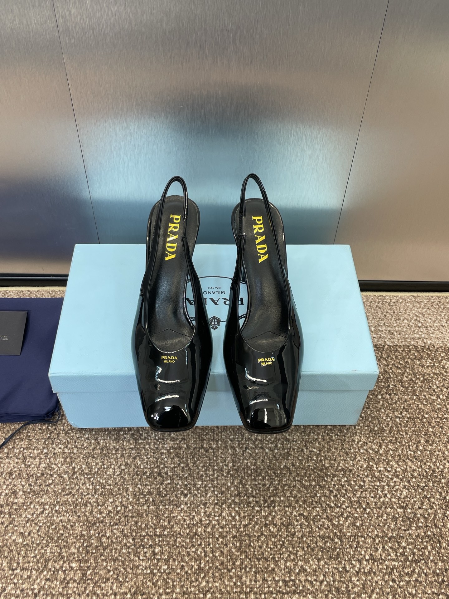 NO:226756,PRADA spring and summer new square toe high heel muller women's shoes Prada thick heel jelly color fashionable and versatile rear empty sandals Material: imported beef patent leather   water dyed sheepskin lining   Italian injection molded leather outsole Heel height 8.5CM Size34-42 (34/40/41/42 custom-made without return or exchange), single shoe sandals, prada, prada, sandals, sheepskin, Leather soles19860909PRADA 春夏新款方头高跟穆勒女鞋 普拉达粗跟果冻色时尚百搭后空凉鞋 材质:鞋面进口牛漆皮 水染羊皮内里 意大利注塑真皮大底 跟高8.5CM Size34-42（34/40/41/42定制不退换）,单鞋凉鞋,prada,prada,sandals,sheepskin,Leather soles,Women's Shoes