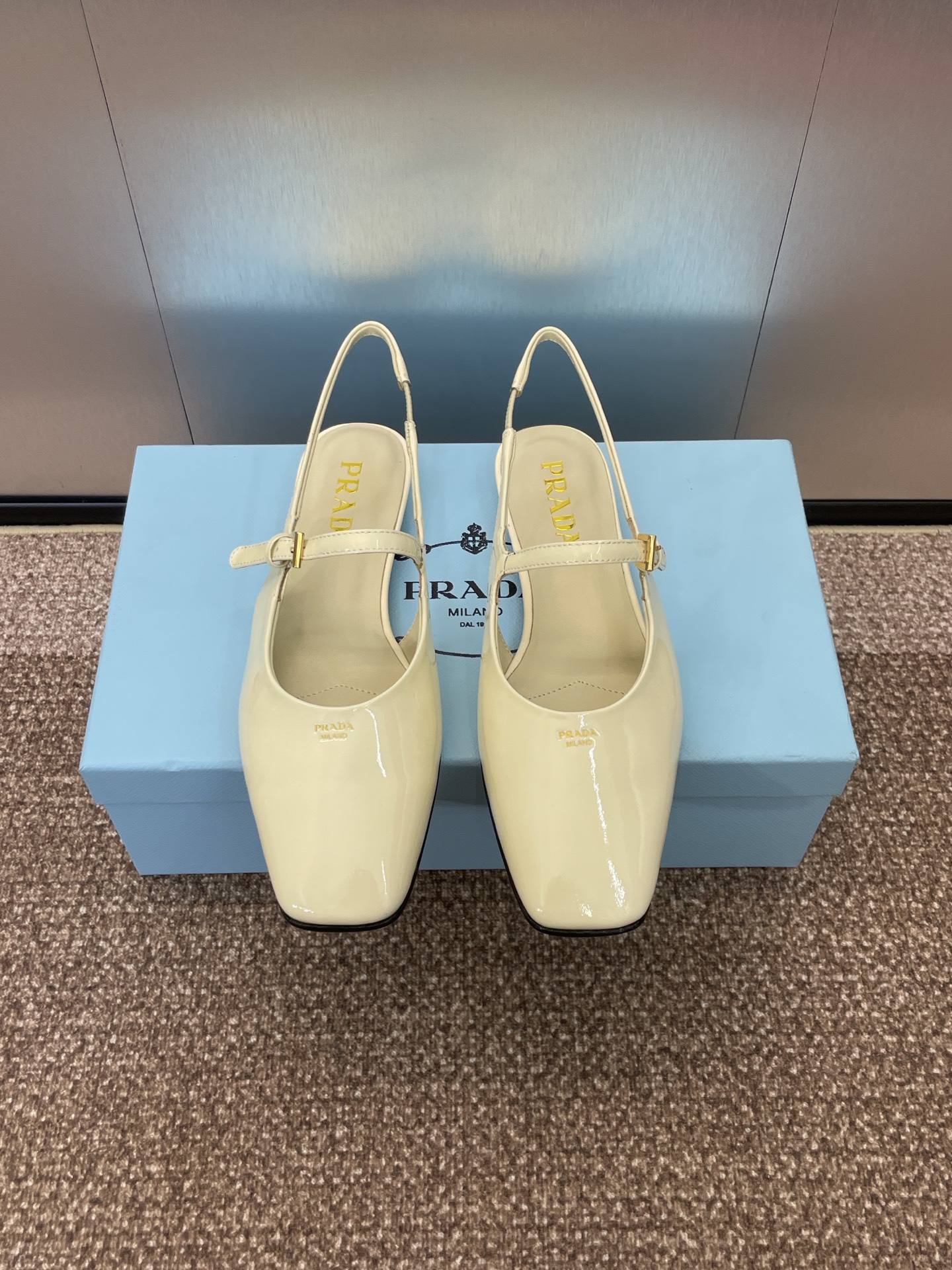 NO:226761,PRADA spring and summer new square toe low heel muller women's shoes Prada thick heel jelly color fashionable and versatile rear empty sandals Material: imported beef patent leather   water dyed sheepskin lining   Italian injection molded leather outsole Heel height 2.5CM Size34-42 (34/40/41/42 custom-made without return or exchange), single shoe sandals, prada, prada, sandals, sheepskin, Leather soles19860909PRADA 春夏新款方头低跟穆勒女鞋 普拉达粗跟果冻色时尚百搭后空凉鞋 材质:鞋面进口牛漆皮 水染羊皮内里 意大利注塑真皮大底 跟高2.5CM Size34-42（34/40/41/42定制不退换）,单鞋凉鞋,prada,prada,sandals,sheepskin,Leather soles,Women's Shoes