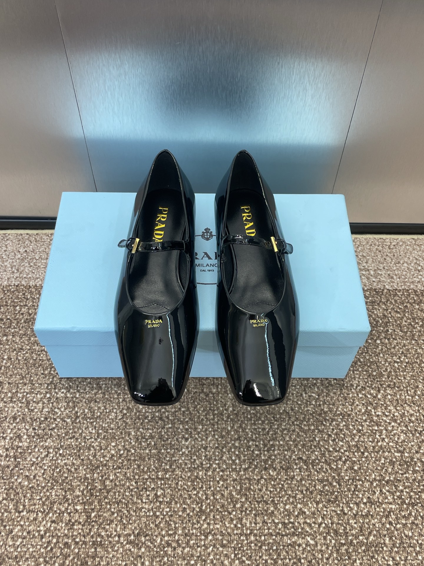 NO:226765,PRADA spring and summer new square toe low heel shoes Prada thick heel jelly color fashionable and versatile single shoes Material: imported beef patent leather   water dyed sheepskin lining   Italian injection molded leather outsole Heel height 2.5CM Size34-42 (34/40/41/42 custom-made without return or exchange), single shoes sandals, prada, prada, sandals, sheepskin, Leather soles19860909PRADA 春夏新款方头低跟女鞋 普拉达粗跟果冻色时尚百搭单鞋 材质:鞋面进口牛漆皮 水染羊皮内里 意大利注塑真皮大底 跟高2.5CM Size34-42（34/40/41/42定制不退换）,单鞋凉鞋,prada,prada,sandals,sheepskin,Leather soles,Women's Shoes