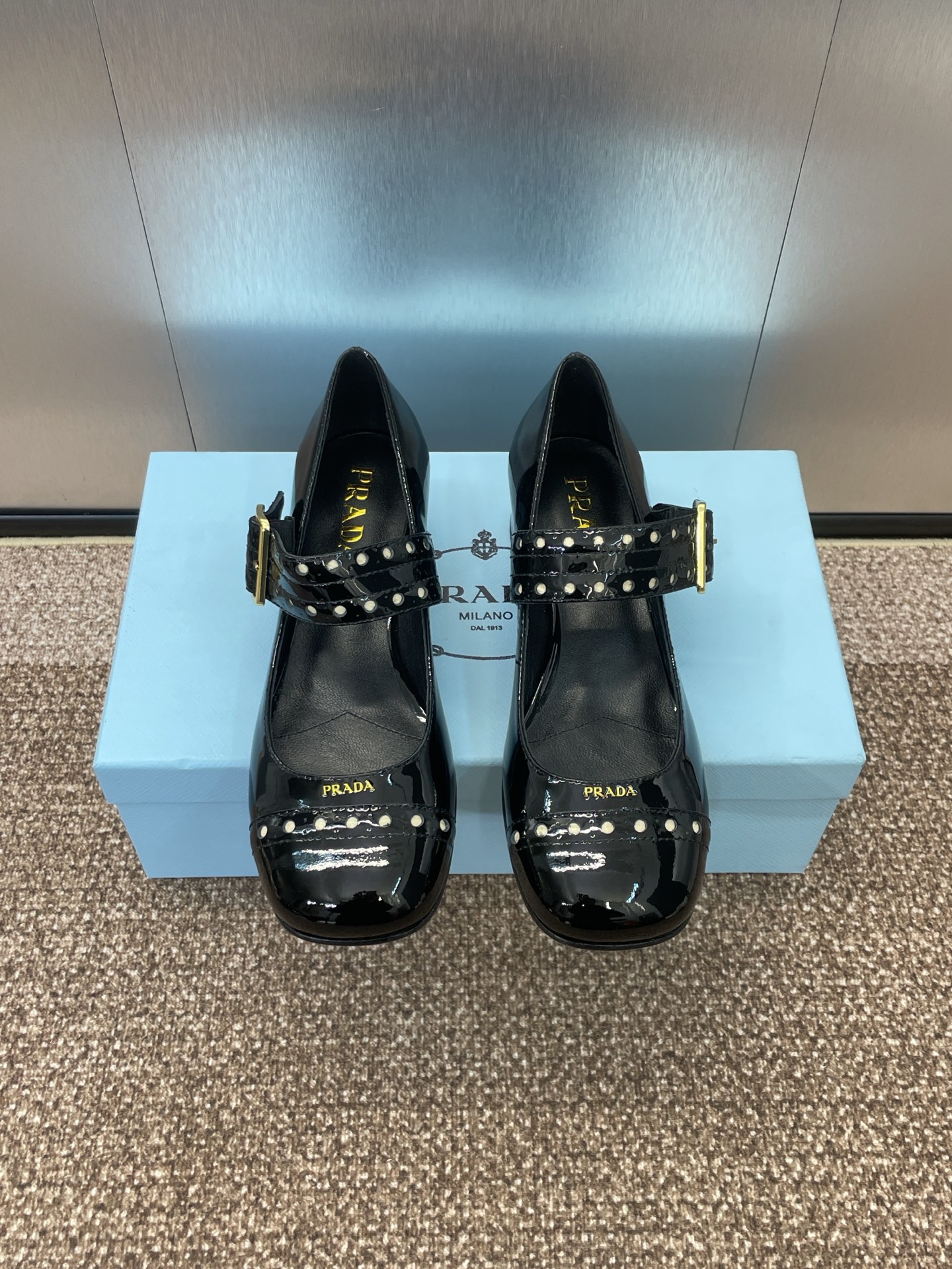 NO:226745,Prada Prada spring and summer new punched Mary Jane ballerina shoes Celebrity letter logo hardware belt buckle low heel square head retro women's singles shoes Top high-end version on the market Material: imported beef patent leather   water dyed sheepskin lining   Italian genuine leather outsole Heel height 3.5CM Size: 34-42 (34.40.41.42 Customized, no return or replacement), Mary Jane, prada, prada, mary jane, sheepskin, Leather soles19860909普拉达 Prada春夏新款冲孔玛丽珍芭蕾舞女鞋 明星同款字母logo五金皮带扣低跟方头复古女单鞋 市面顶级高端版本 材质:鞋面进口牛漆皮 水染羊皮内里 意大利真皮大底 跟高3.5CM Size: 34-42（34.40.41.42定做不退不换）,玛丽珍,prada,prada,mary jane,sheepskin,Leather soles,Women's Shoes