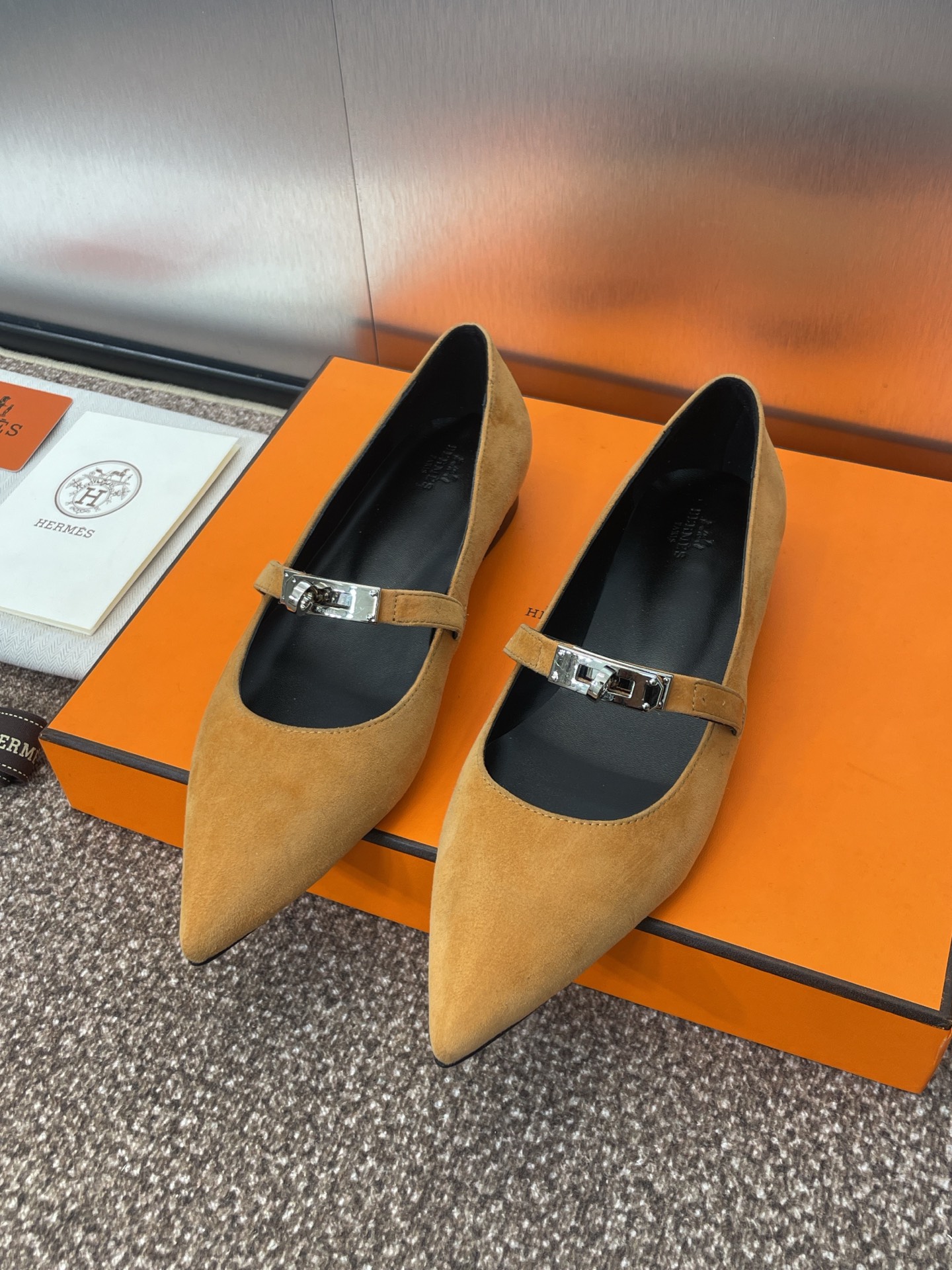 NO:226781,Hermes Hermes spring and summer new Kelly buckle Kiara color-blocking flat women's shoes H-home pointed toe fashion and versatile single shoes Material imported calf leather/imported sheep leather   water dyed sheep skin inner   Italian genuine leather sole Size: 35-41 (40.41 custom made without return or exchange), single shoes, hermes, hermes, cowhide, sheepskin, sheep, Leather soles19860909爱马仕 Hermes 春夏新款 Kelly扣 Kiara 拼色平底女鞋 H家尖头时尚百搭单鞋 材质进口小牛皮/进口羊猄皮 水染羊皮内里 意大利真皮大底 Size: 35-41（40.41定制不退换）,单鞋,hermes,hermes,cowhide,sheepskin,sheep,Leather soles,Women's Shoes